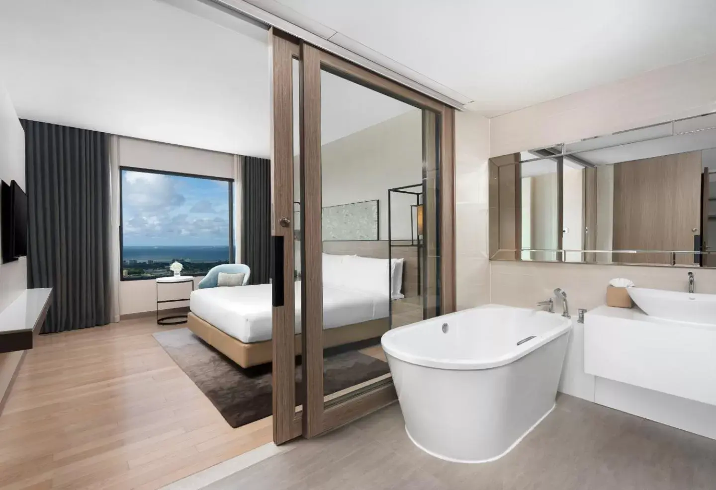 Bed, Bathroom in Holiday Inn & Suites Rayong City Centre, an IHG Hotel