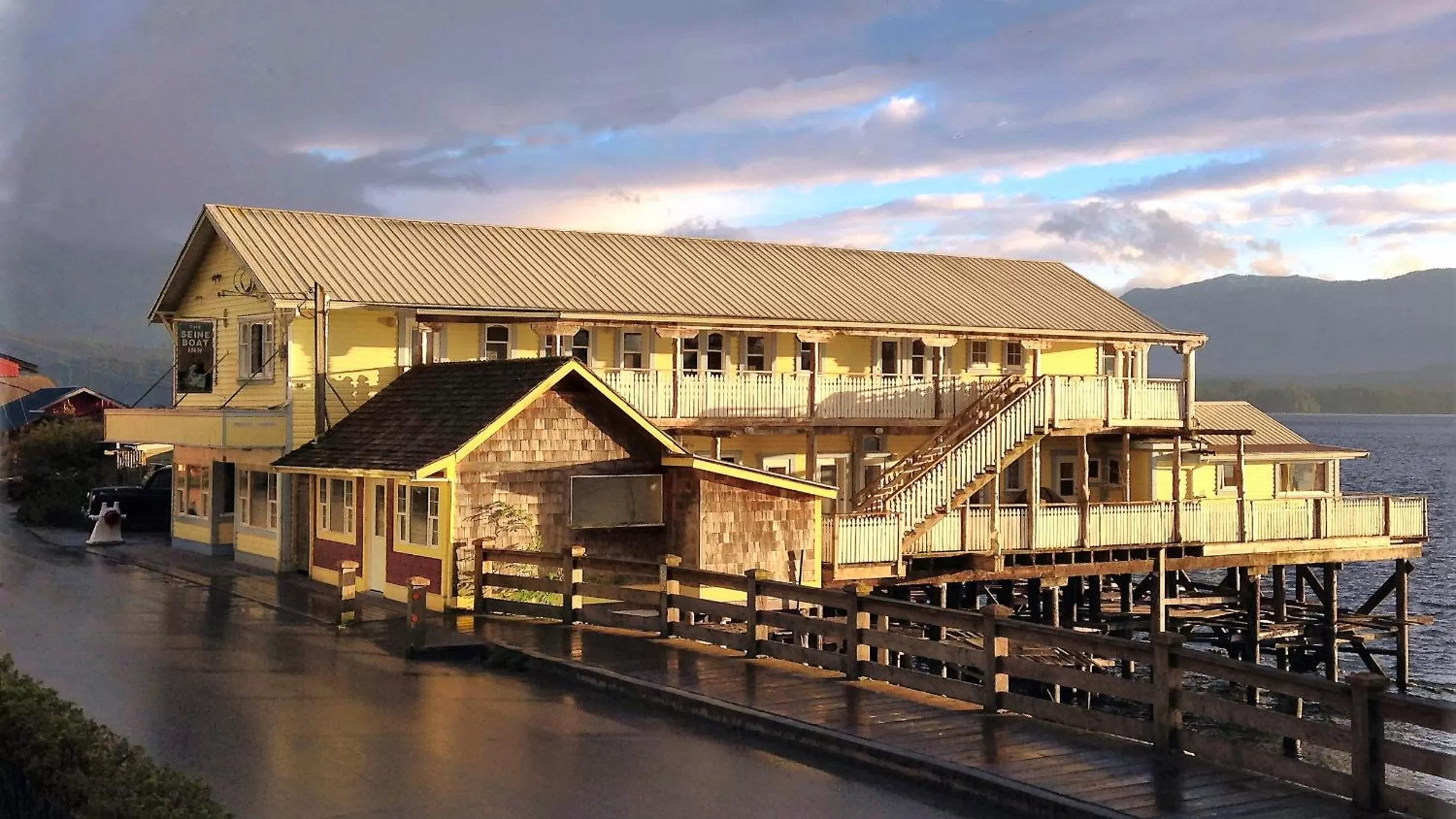 Property Building in Seine Boat Inn
