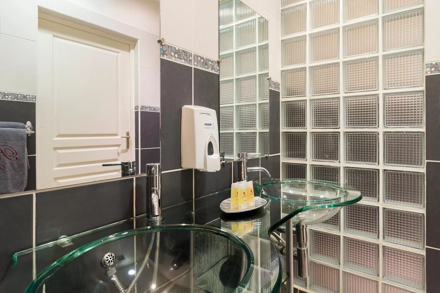 Shower in Relais des Plateaux & Spa– Ivato International Airport