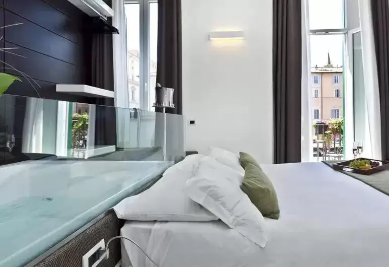 Hot Tub, Bed in Navona Stay