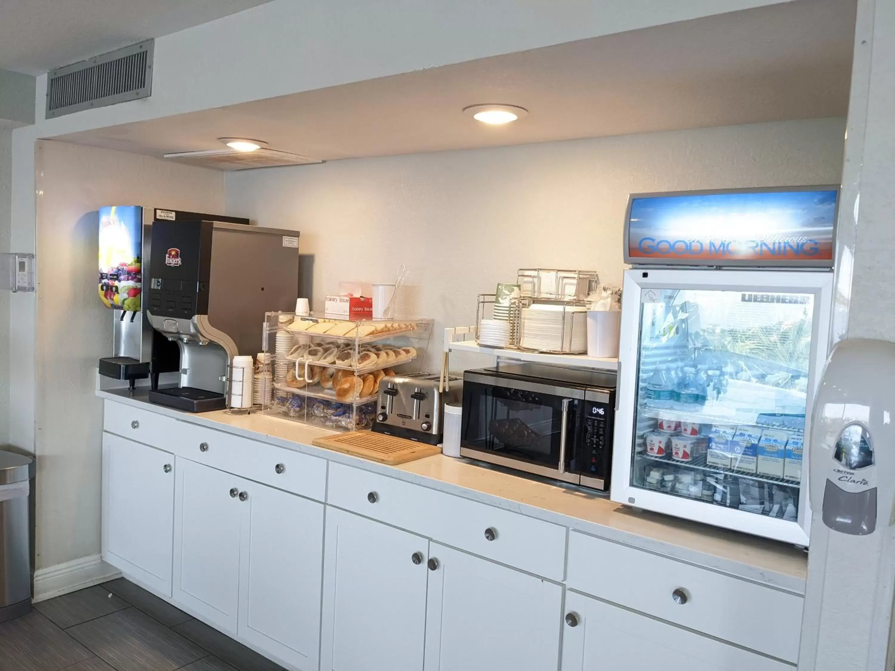 Coffee/tea facilities in Inn on Destin Harbor, Ascend Hotel Collection