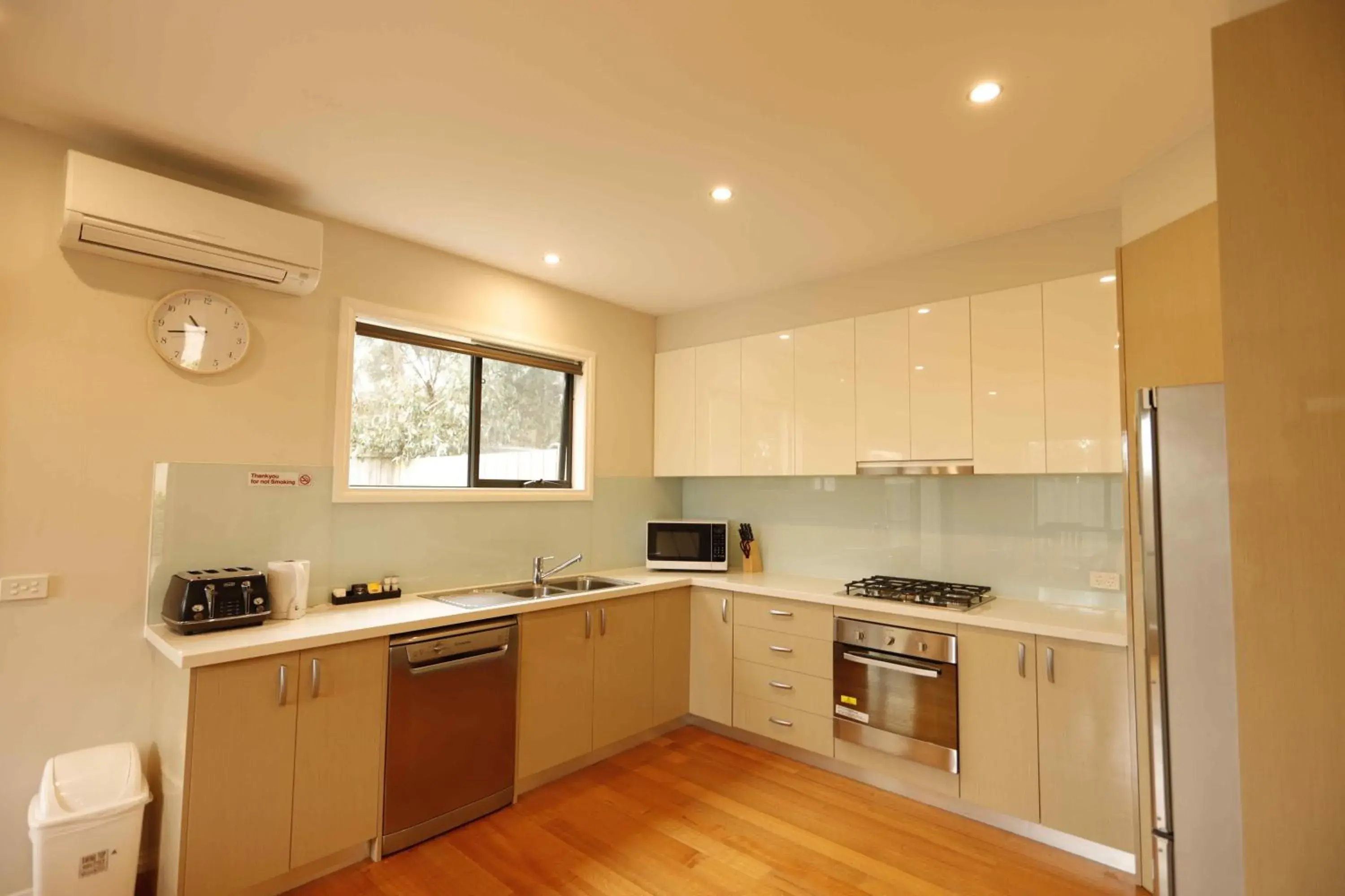 Kitchen/Kitchenette in Apollo Bay Seal Apartments