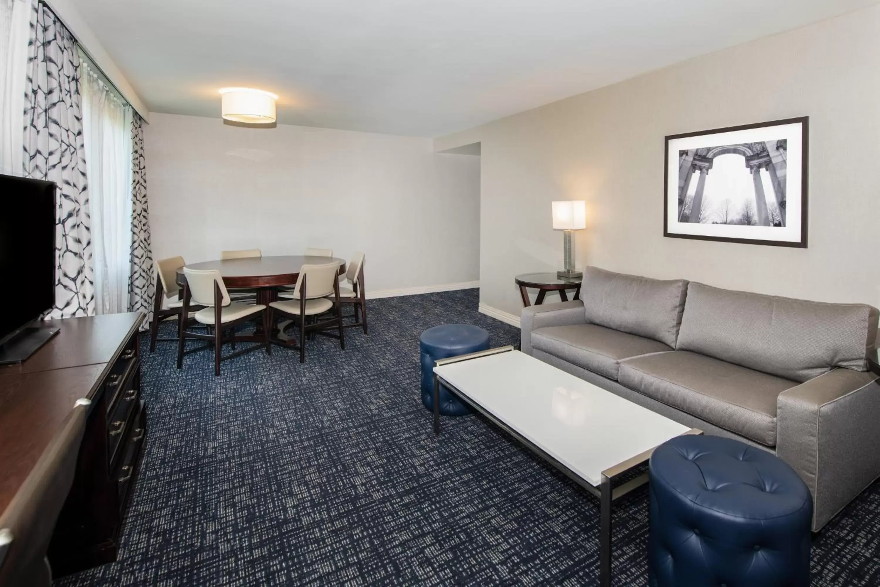 Photo of the whole room, Seating Area in Sheraton Suites Philadelphia Airport