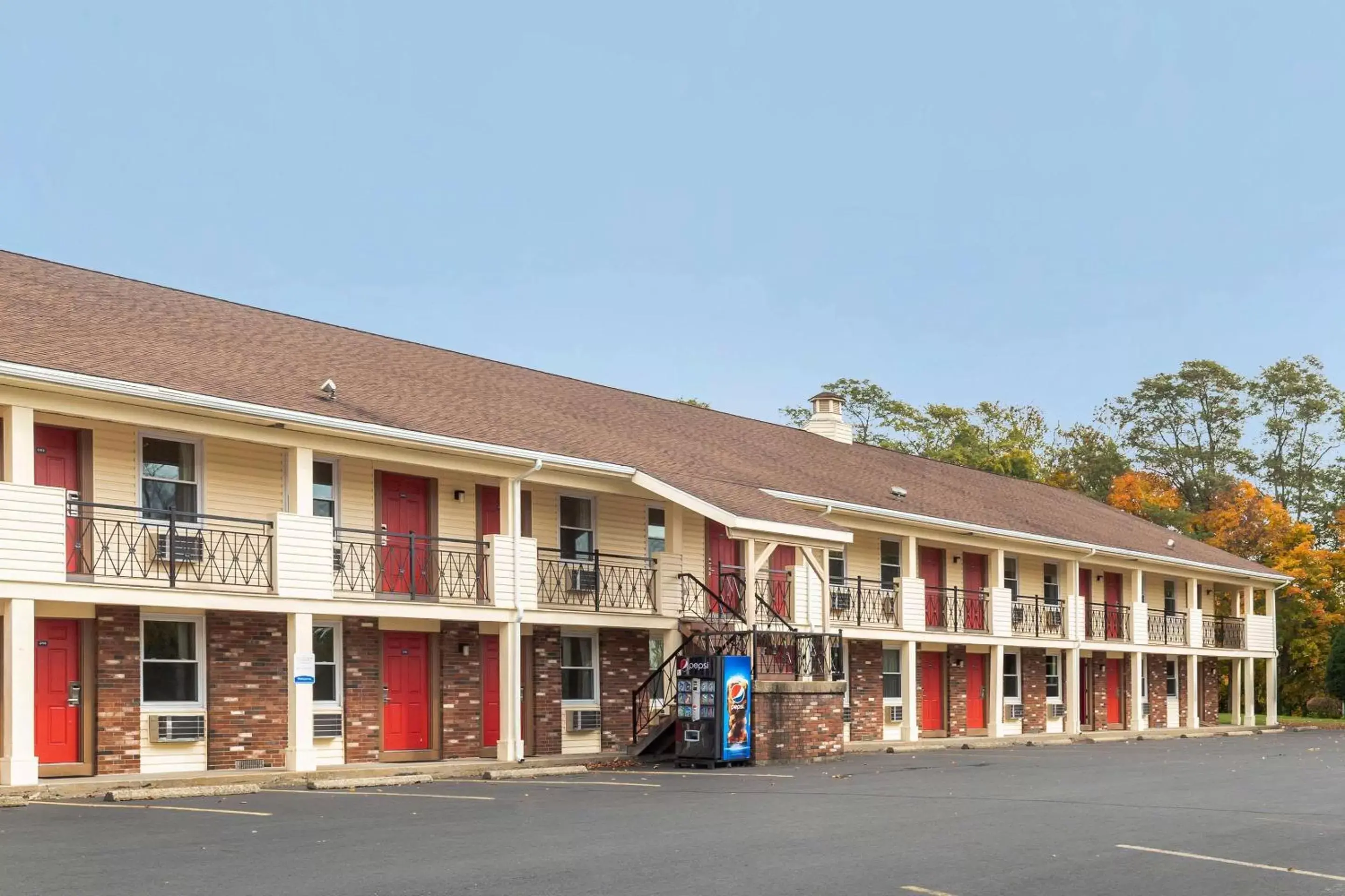 Property Building in Econo Lodge Sturbridge Route 20