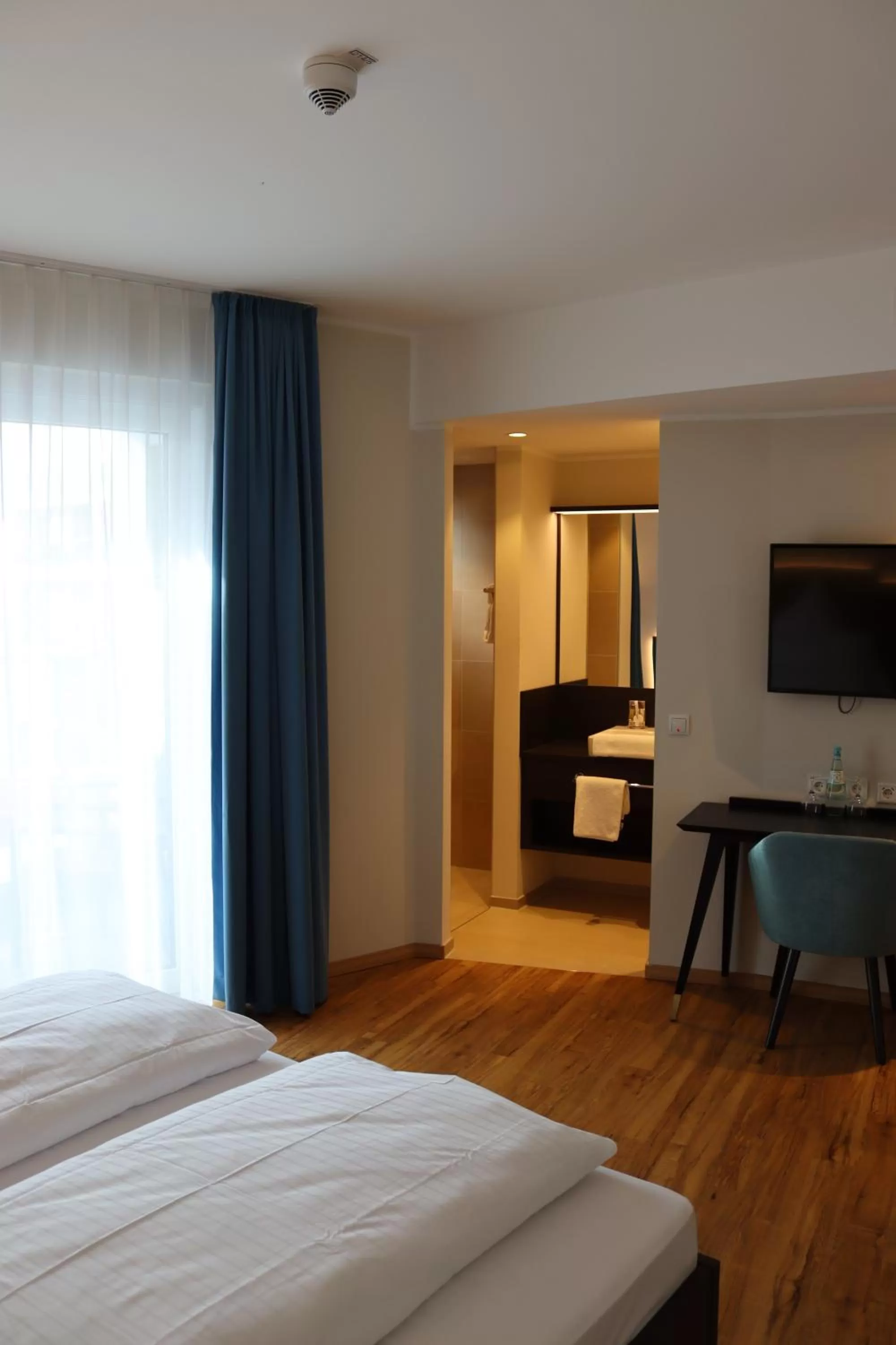 Photo of the whole room, Bed in EINSTEIN Hotel am Römerpark