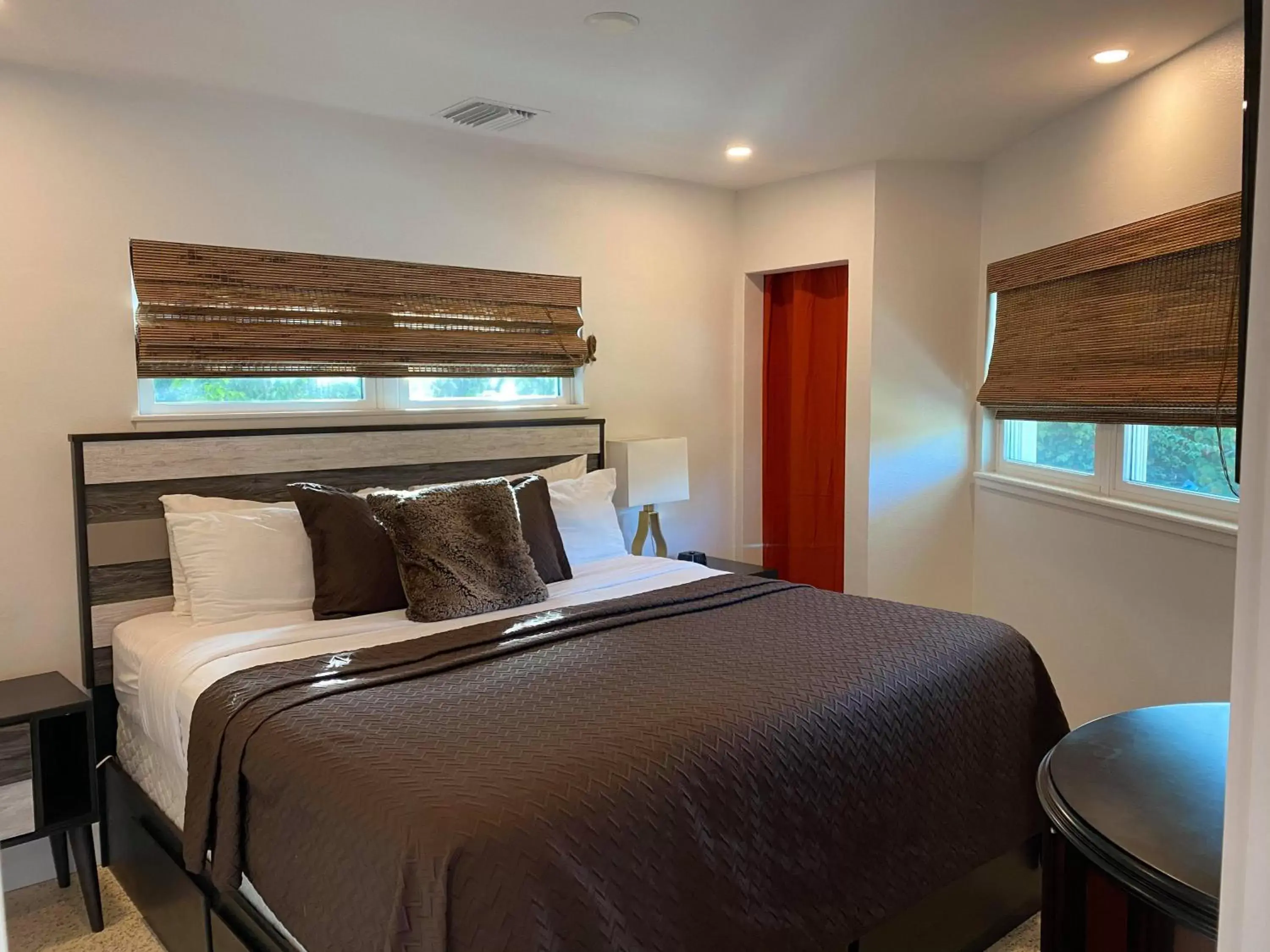 Bed in Captiva Beach Resort (open private beach access)