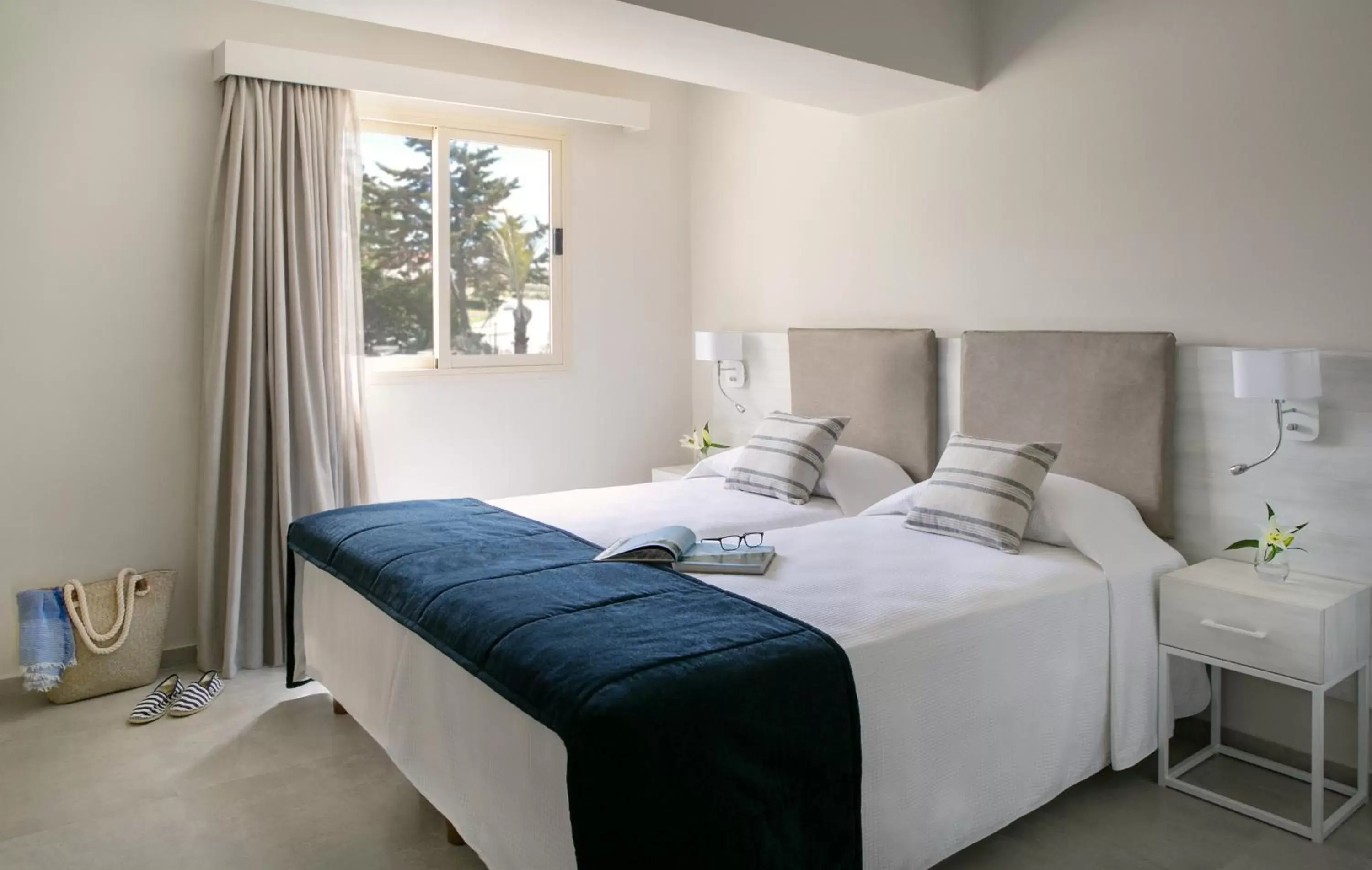 Bedroom, Bed in Louis Paphos Breeze