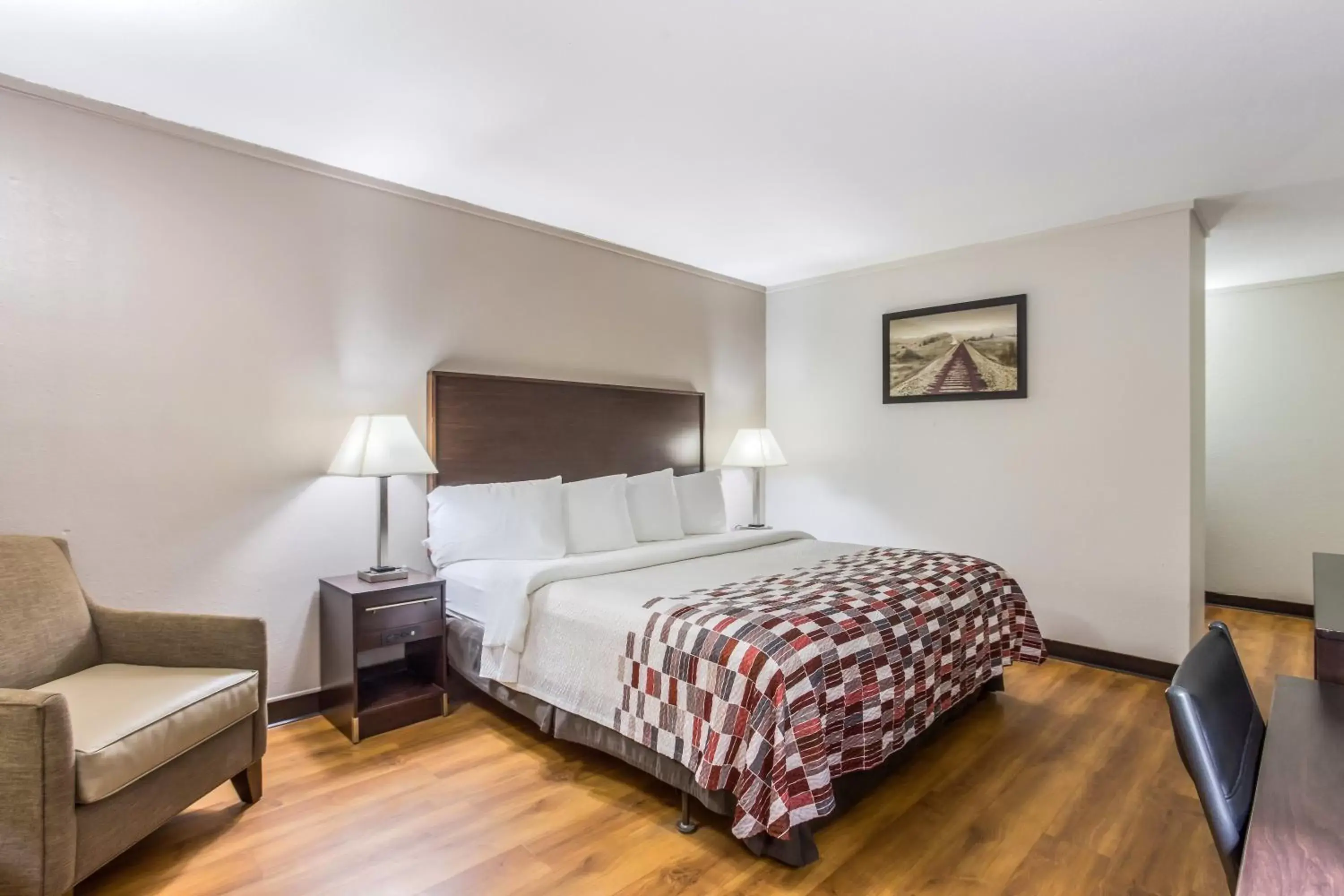 Photo of the whole room, Bed in Red Roof Inn Meridian Photo of the whole room, Bed in Red Roof Inn Meridian