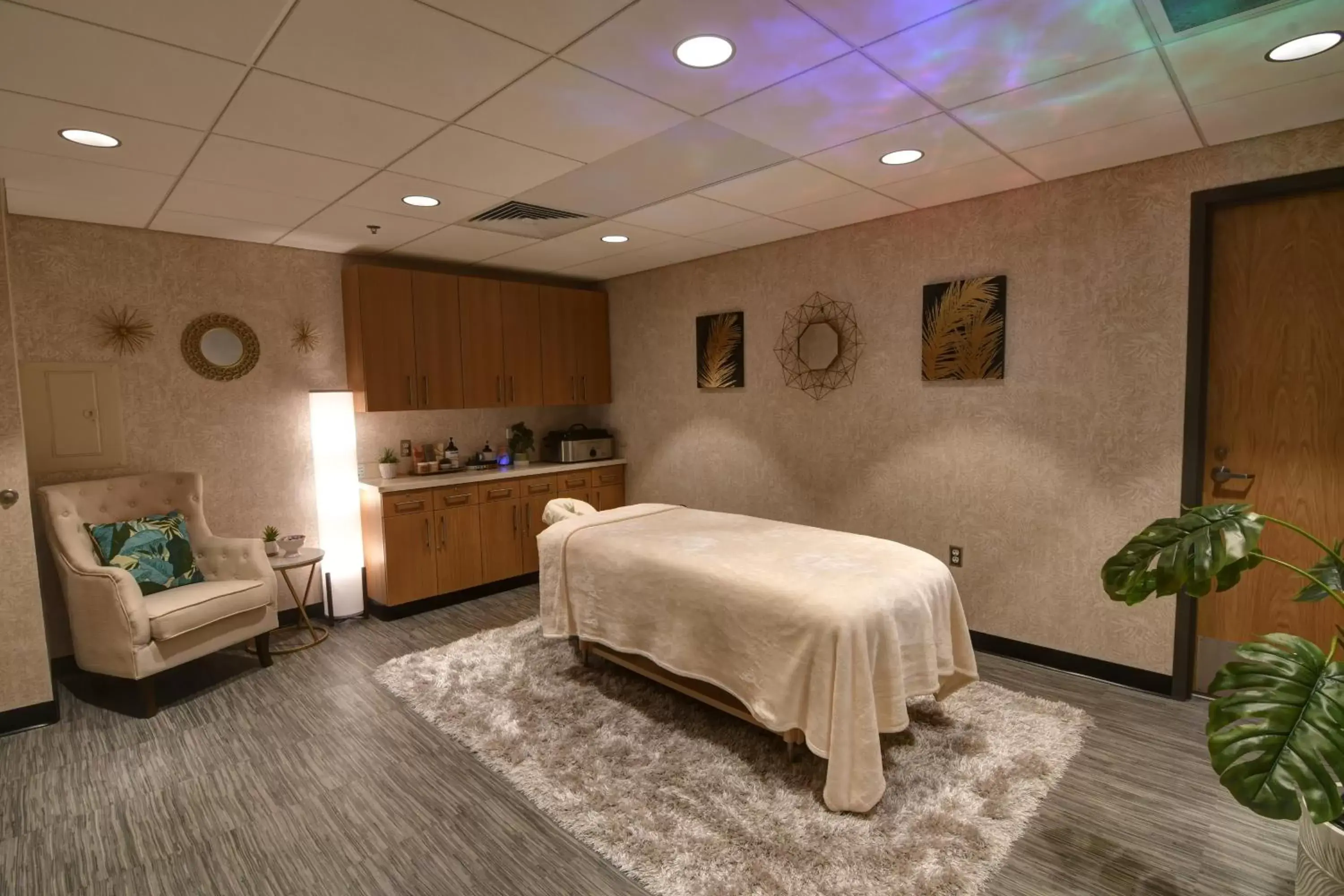 Massage in Oasis Hotel & Conv. Center, Ascend Hotel Collection