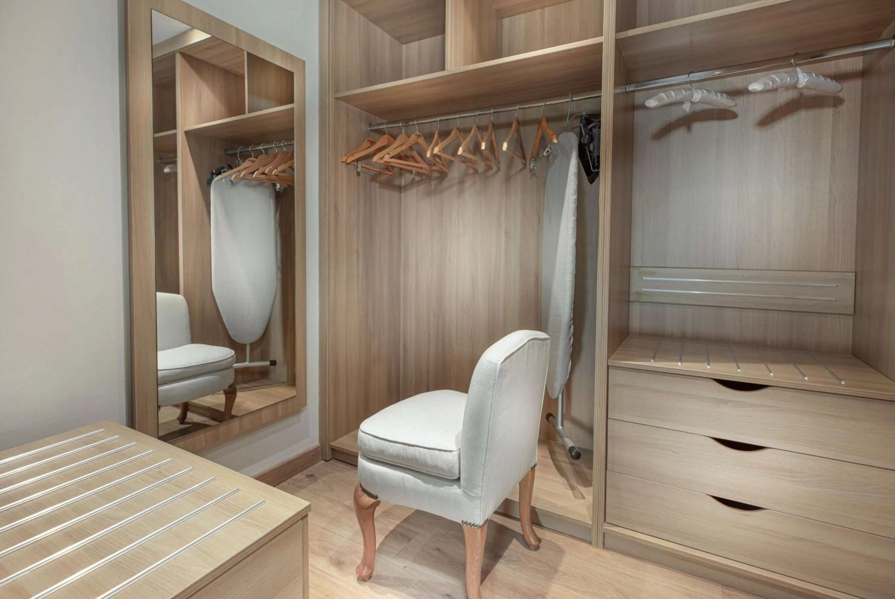 wardrobe in Steigenberger Nile Palace Luxor - Convention Center