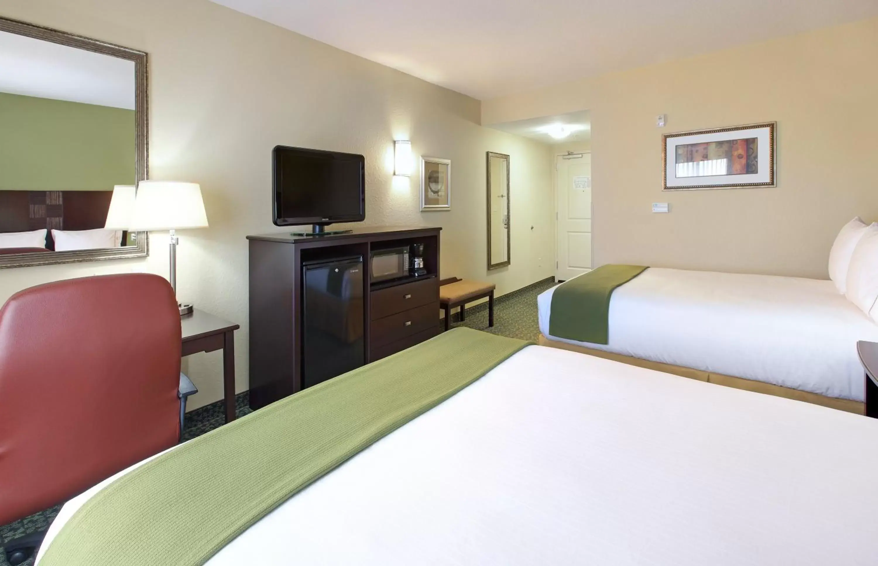 Photo of the whole room, Bed in Holiday Inn Express & Suites Covington by IHG Photo of the whole room, Bed in Holiday Inn Express & Suites Covington by IHG
