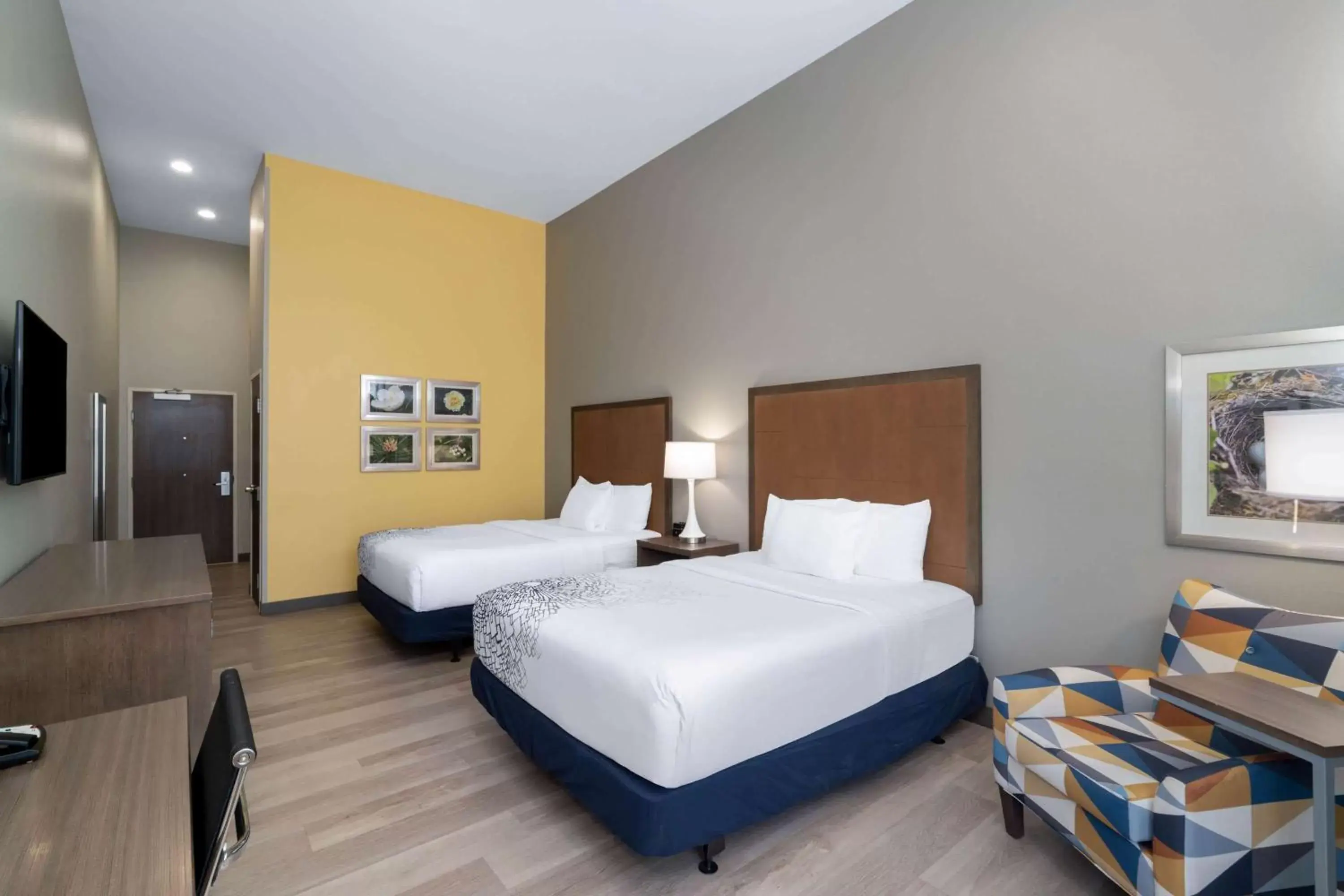 Photo of the whole room, Bed in La Quinta Inn & Suites by Wyndham Tifton