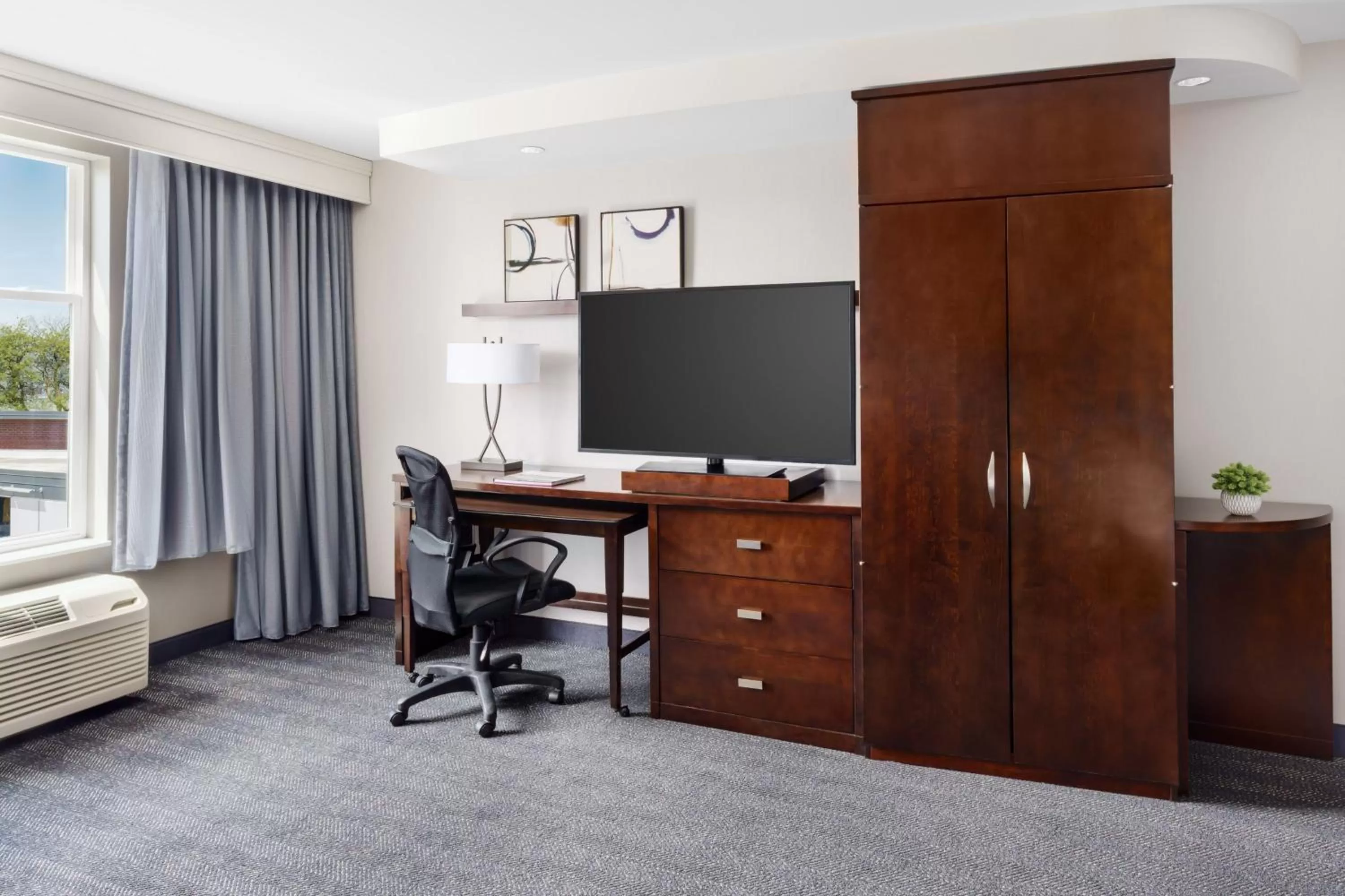 Photo of the whole room in Courtyard Keene Downtown