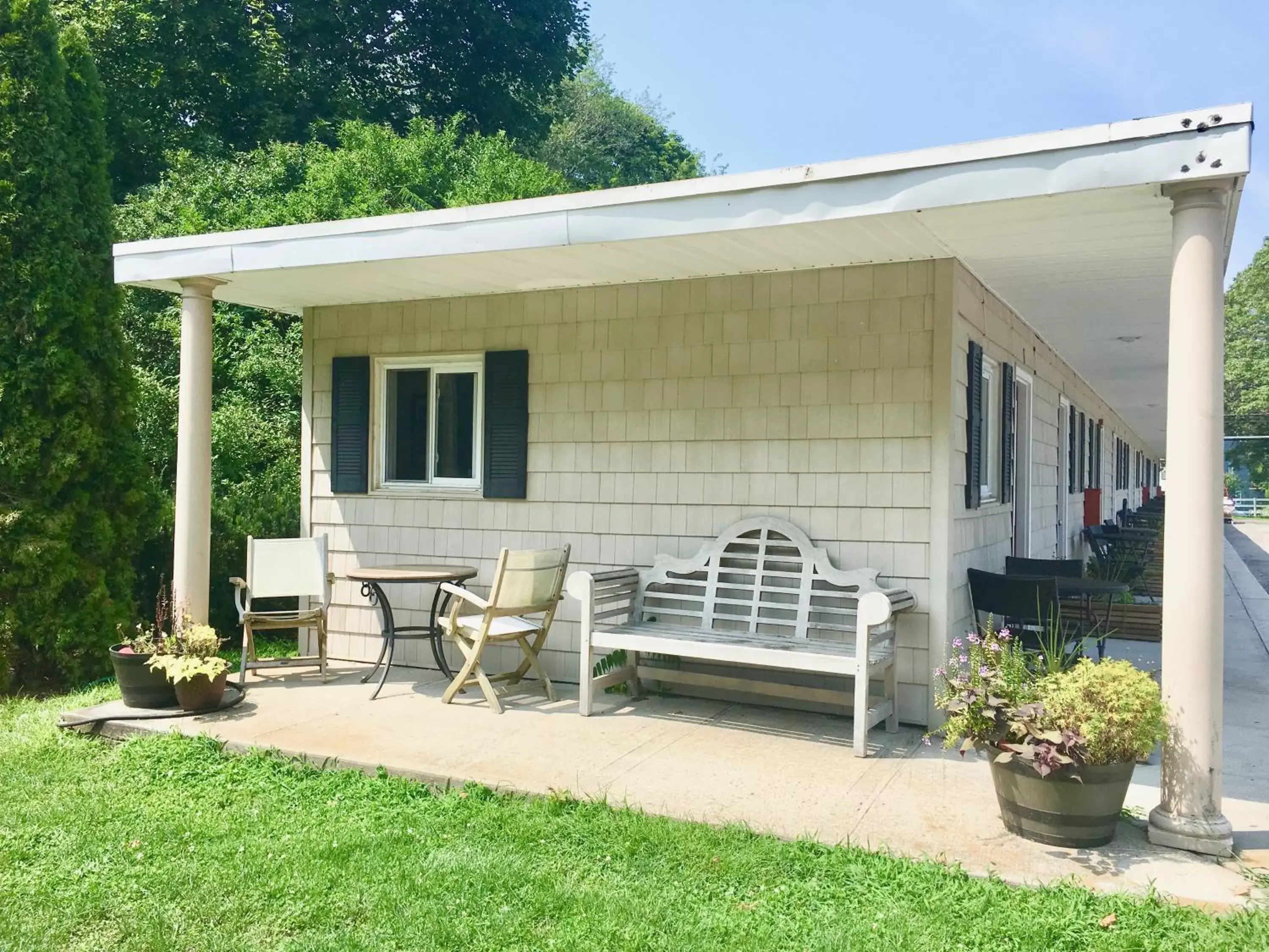 Property Building in Shorewood Inn