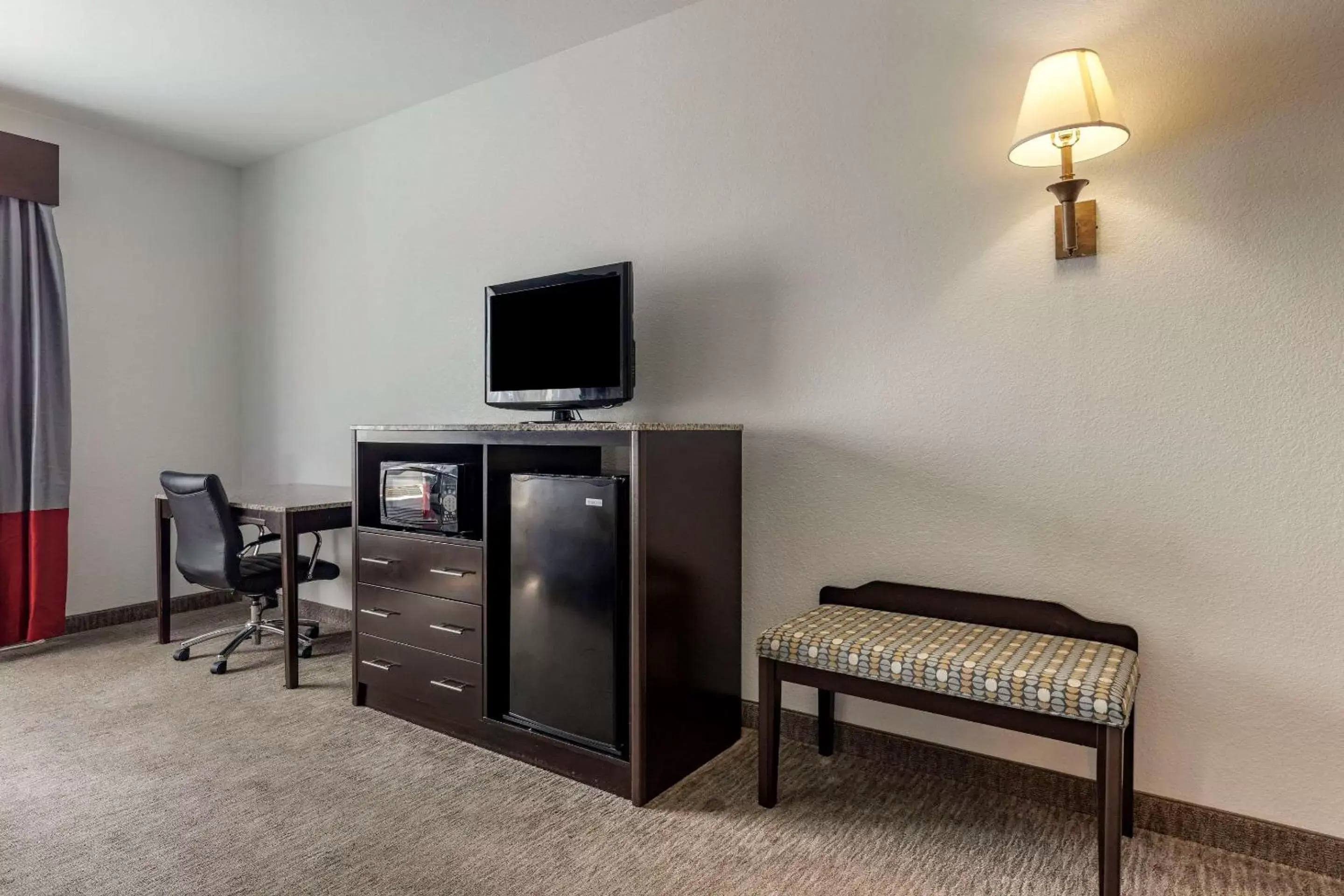 Bedroom, TV/Entertainment Center in Comfort Inn & Suites Gatesville Near Fort Cavazos