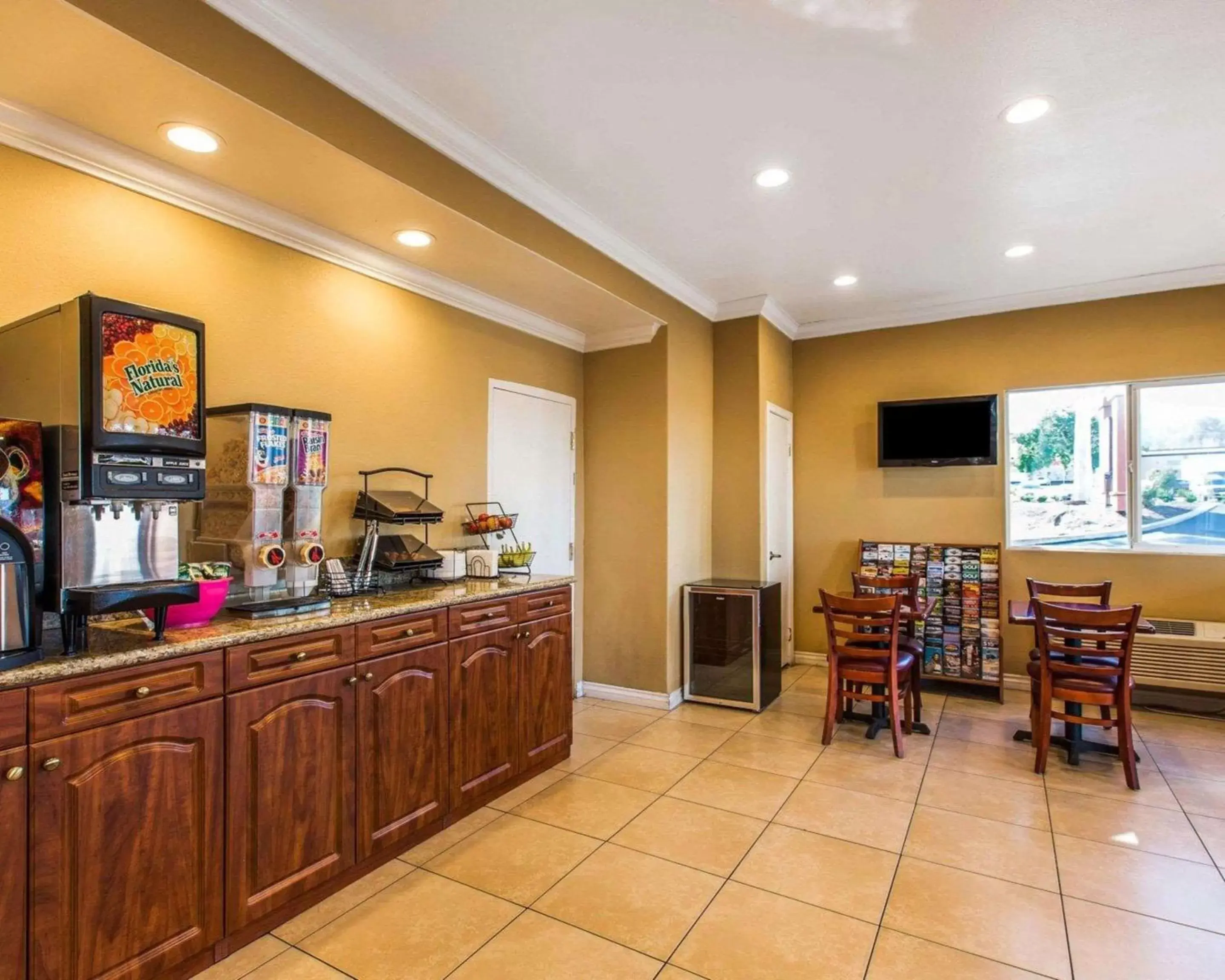 Restaurant/places to eat in Rodeway Inn & Suites Corona Restaurant/places to eat in Rodeway Inn & Suites Corona