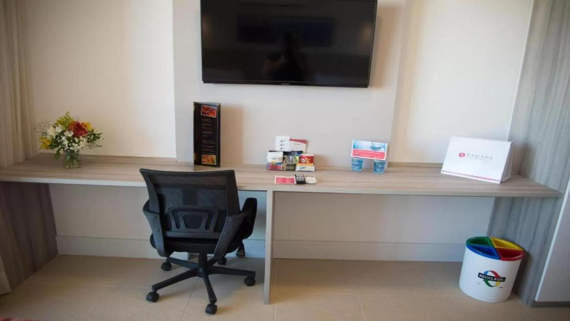 TV and multimedia in Ramada by Wyndham Macae Hotel & Suites