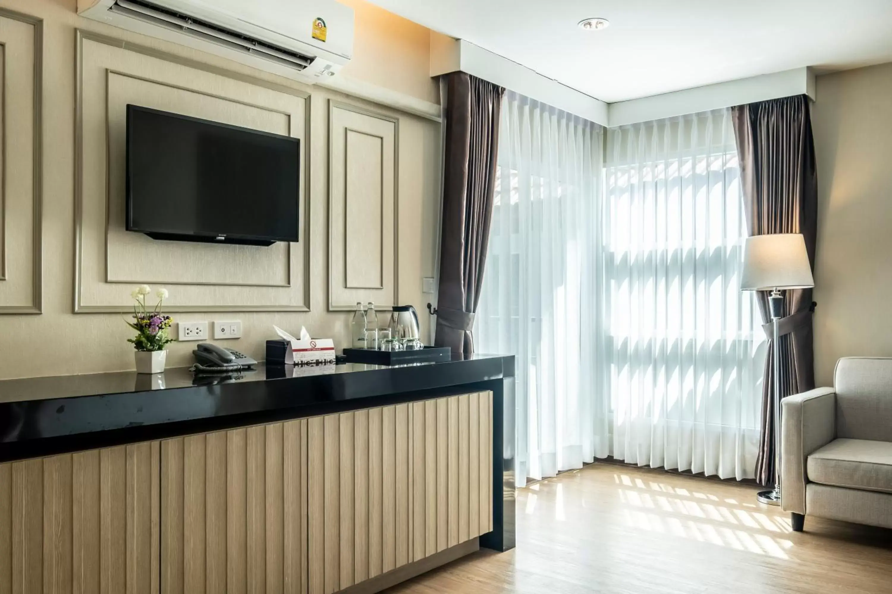 Bedroom, TV/Entertainment Center in Sinsuvarn Airport Suite Hotel SHA Extra Plus Certified B5040