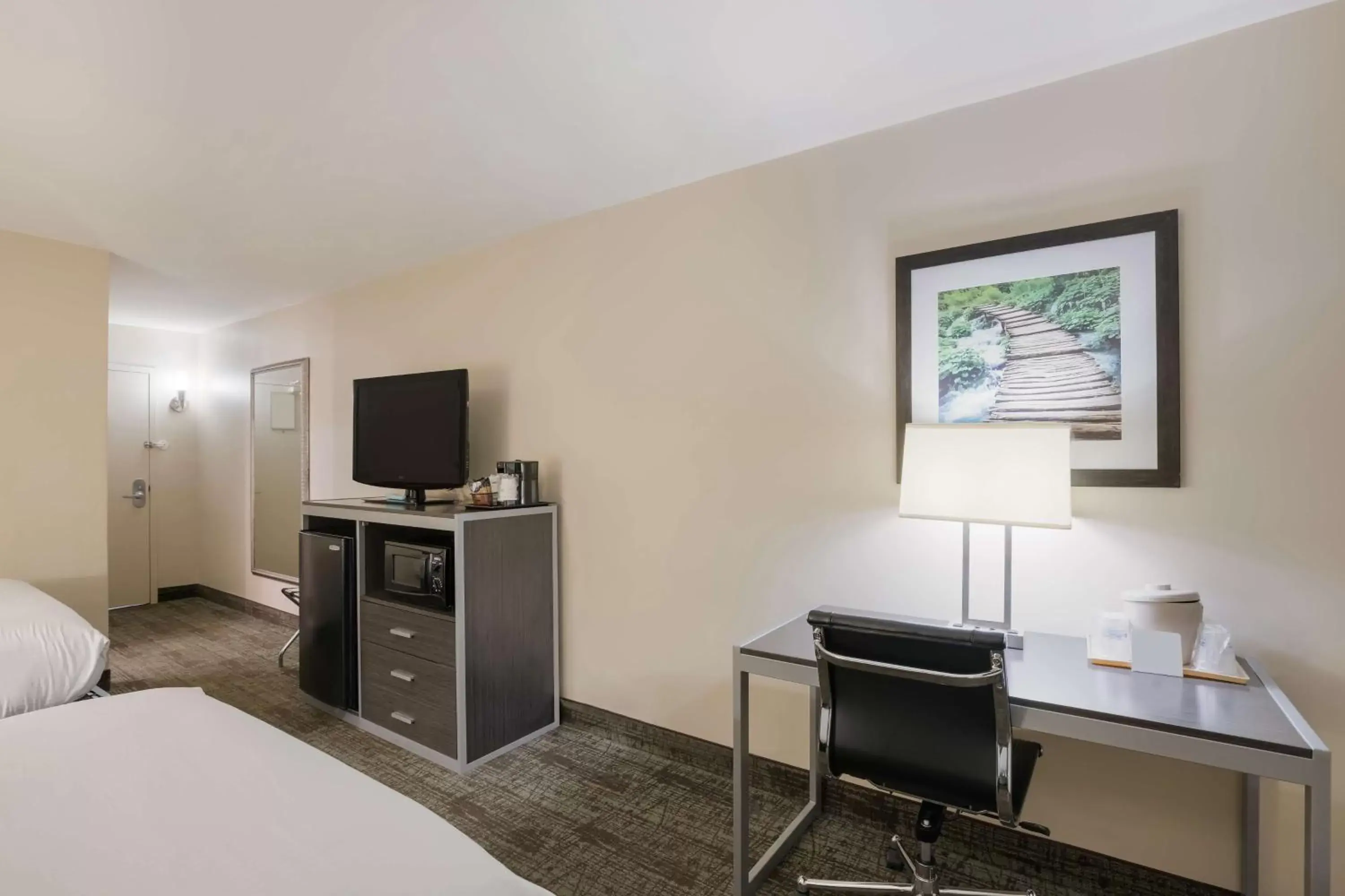 Bedroom, TV/Entertainment Center in Best Western Northwest Indiana Inn