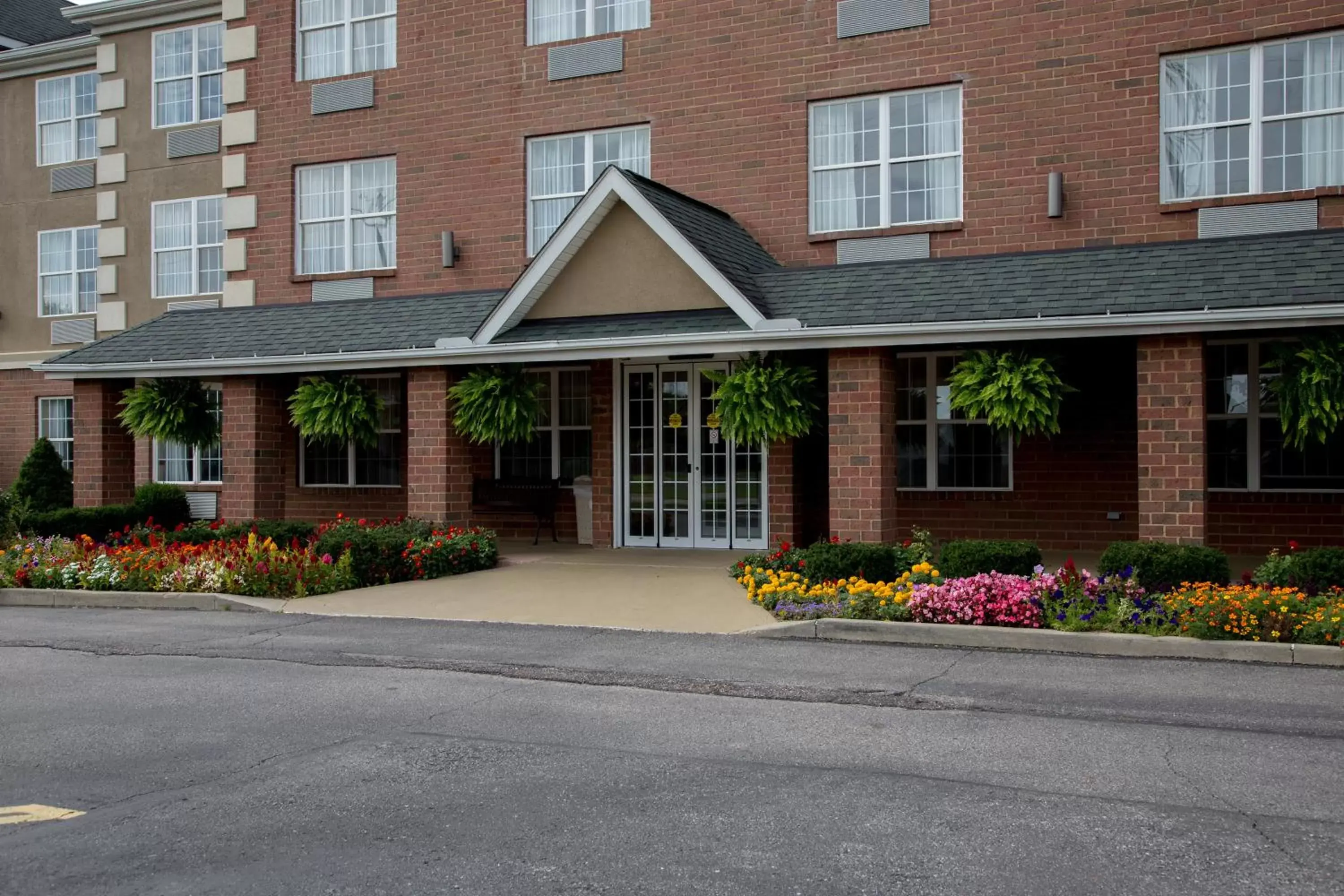 Facade/entrance, Property Building in Country Inn & Suites by Radisson, Macedonia, OH