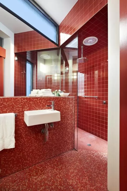 Bathroom in Tolarno Hotel