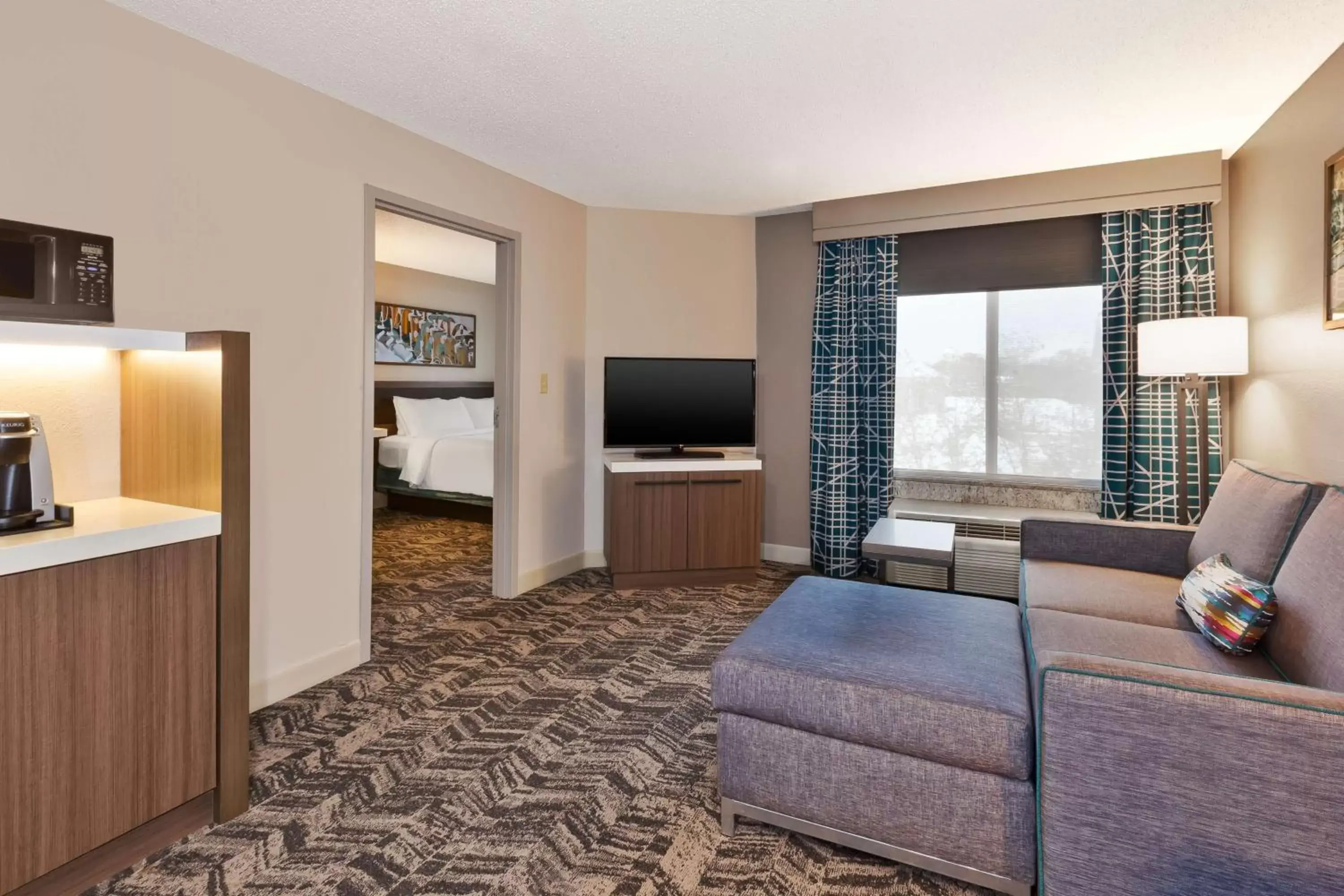 Living room, TV/Entertainment Center in Hilton Garden Inn Minneapolis Maple Grove