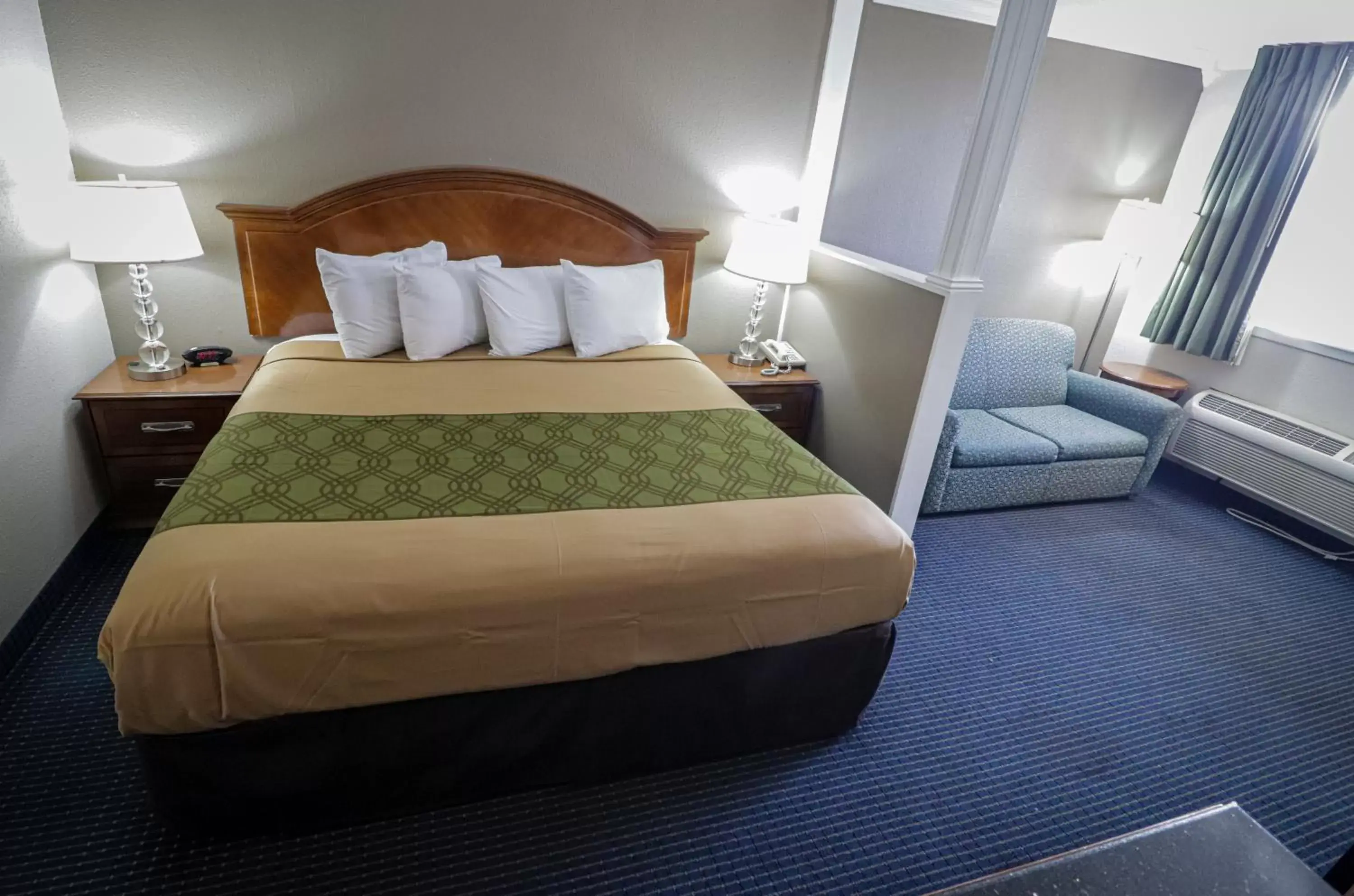 Bed in University Inn & Suites