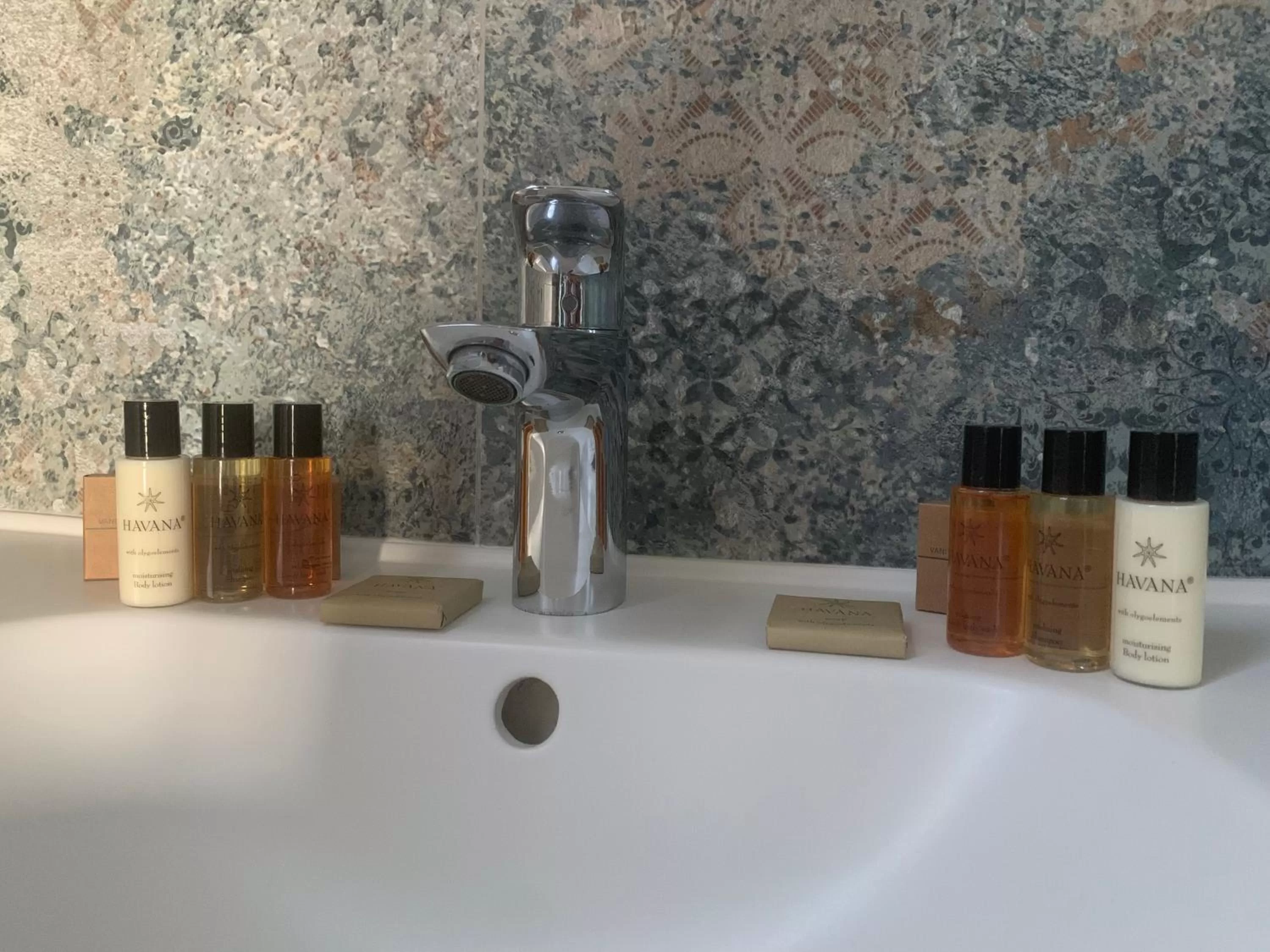 Bathroom in Sala dell Estate Guest House