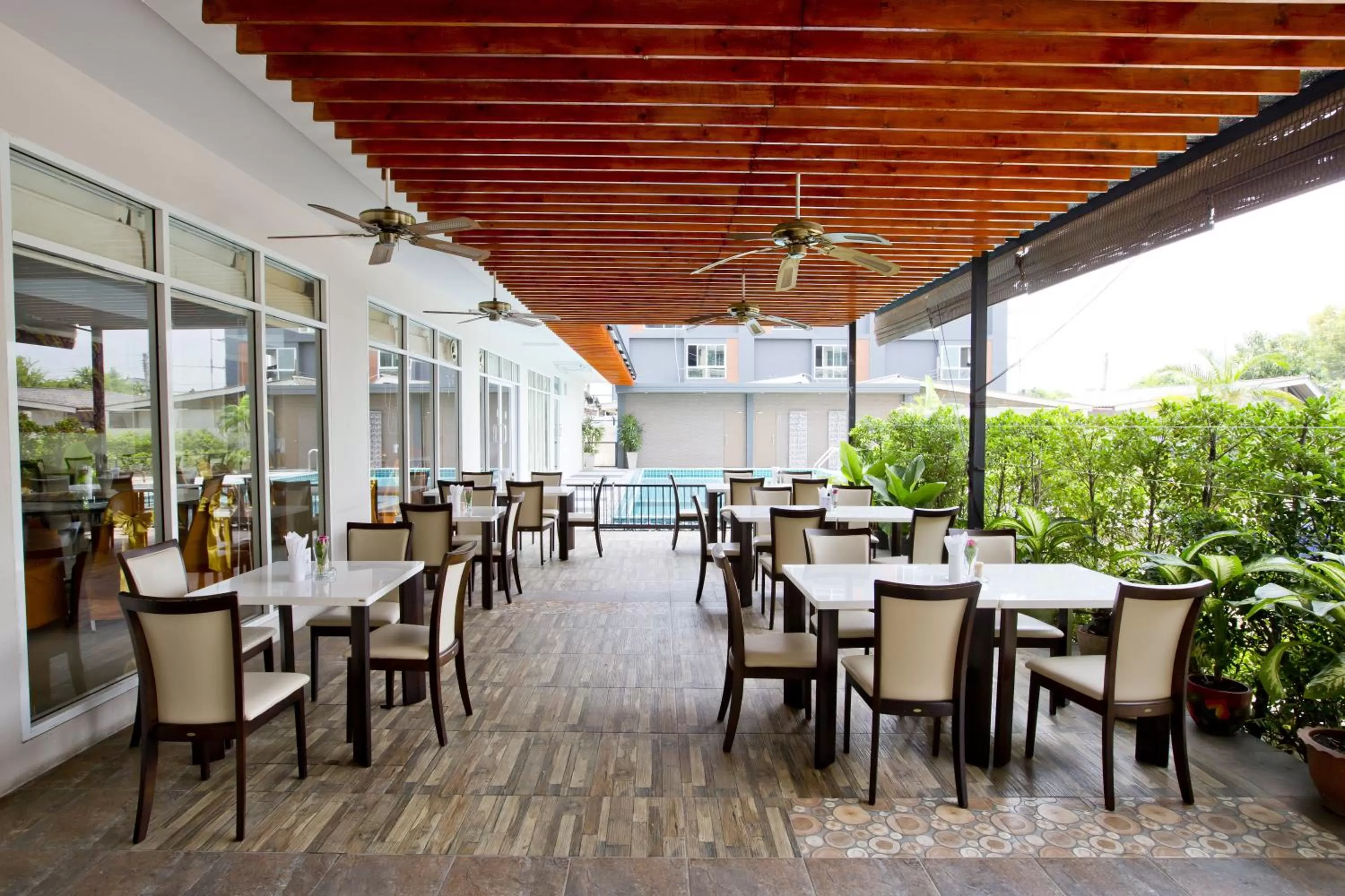 Restaurant/places to eat in Sinsuvarn Airport Suite Hotel