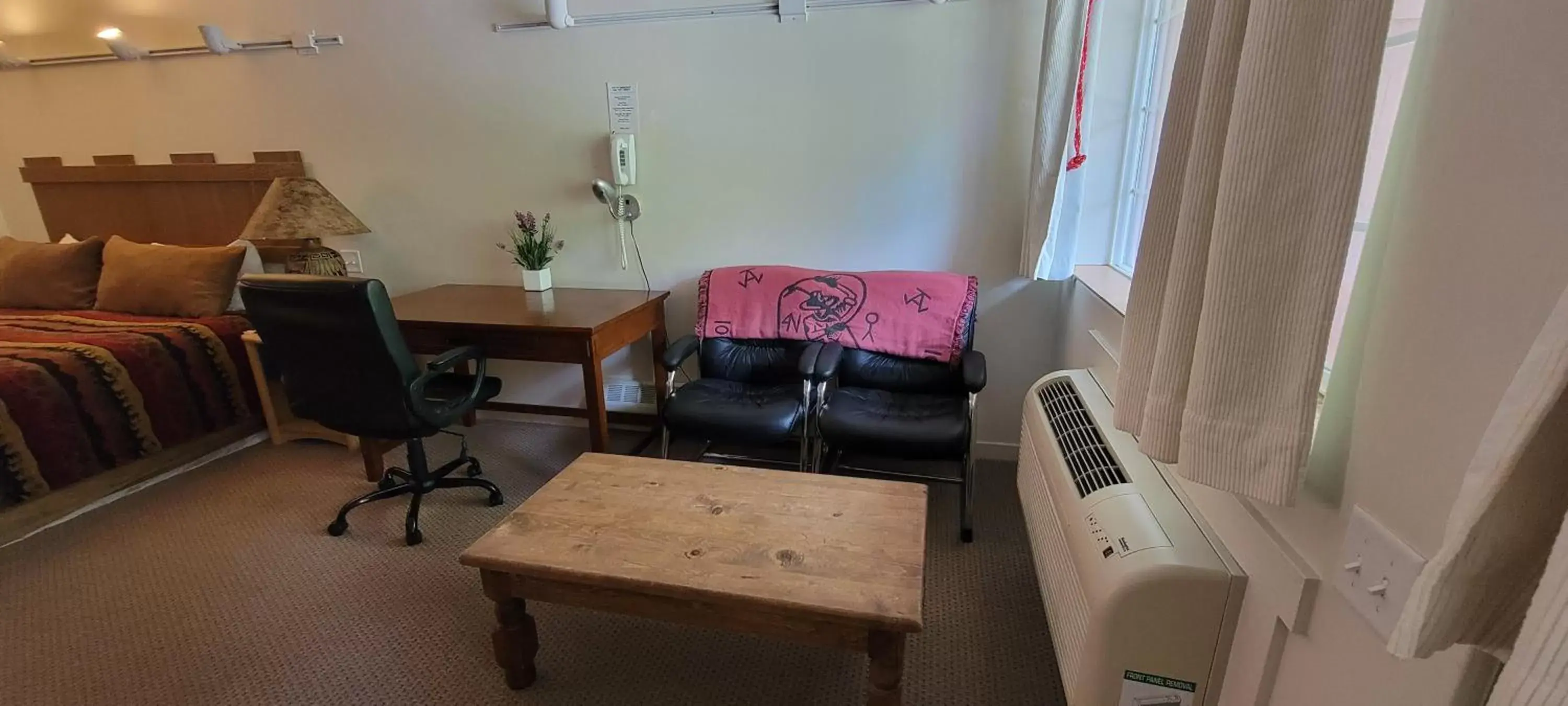 Bedroom, Seating Area in Hot Springs Inn