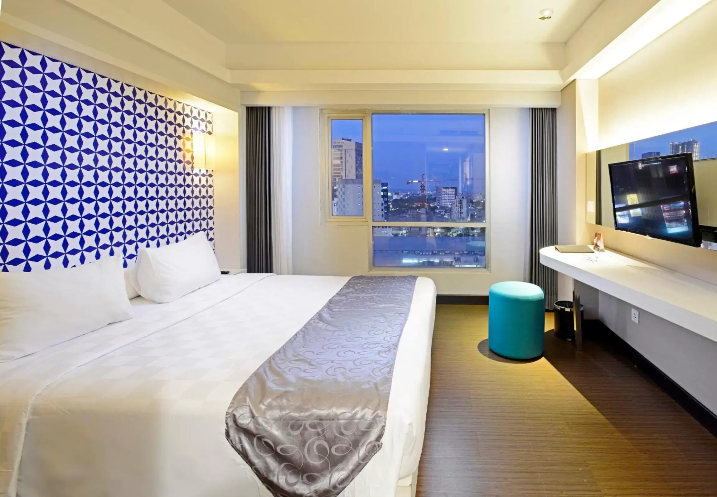 Bed in CROWN PRINCE Hotel Surabaya Managed by Midtown Indonesia