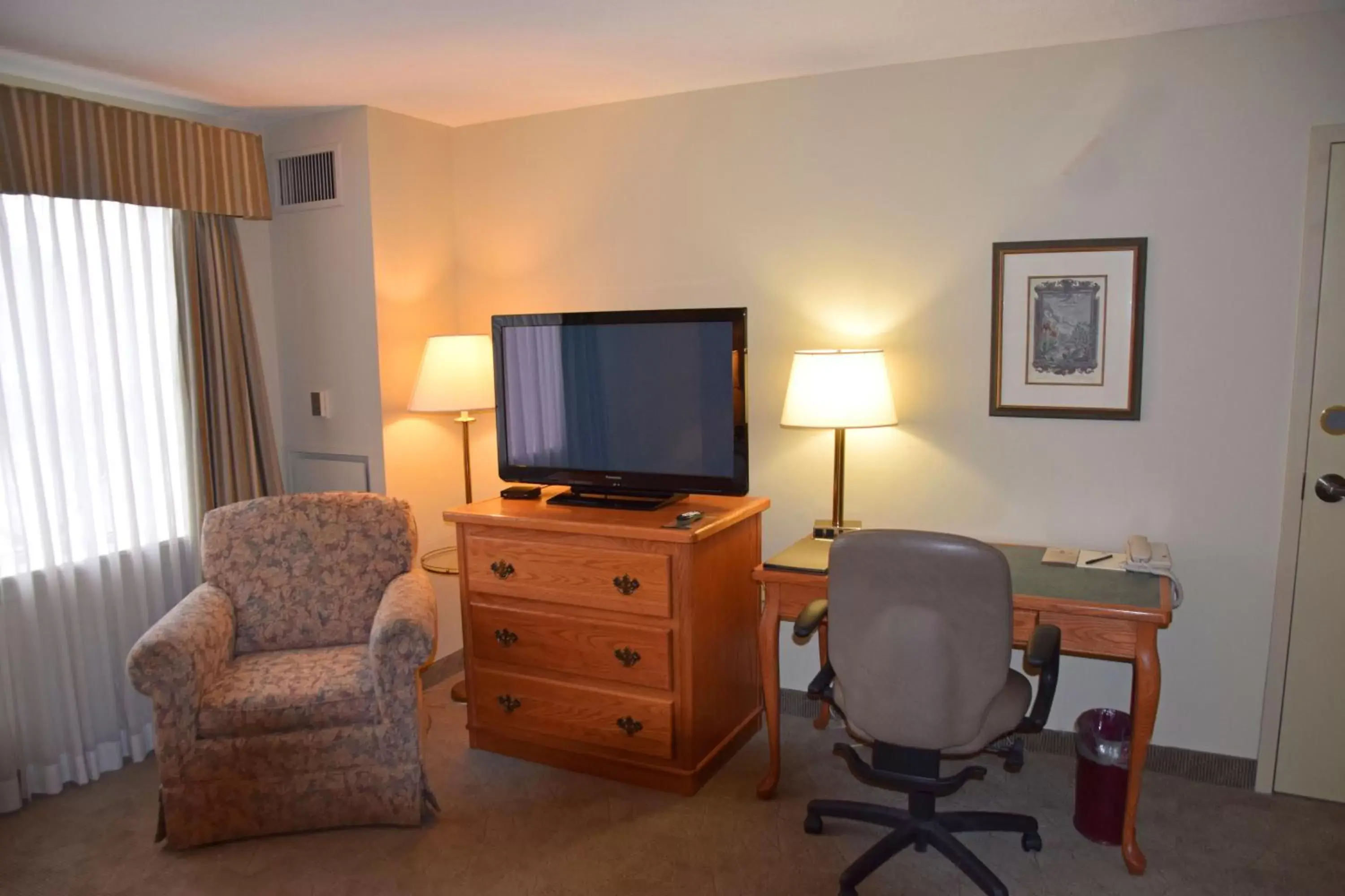 Seating area, TV/Entertainment Center in Stone Gate Inn