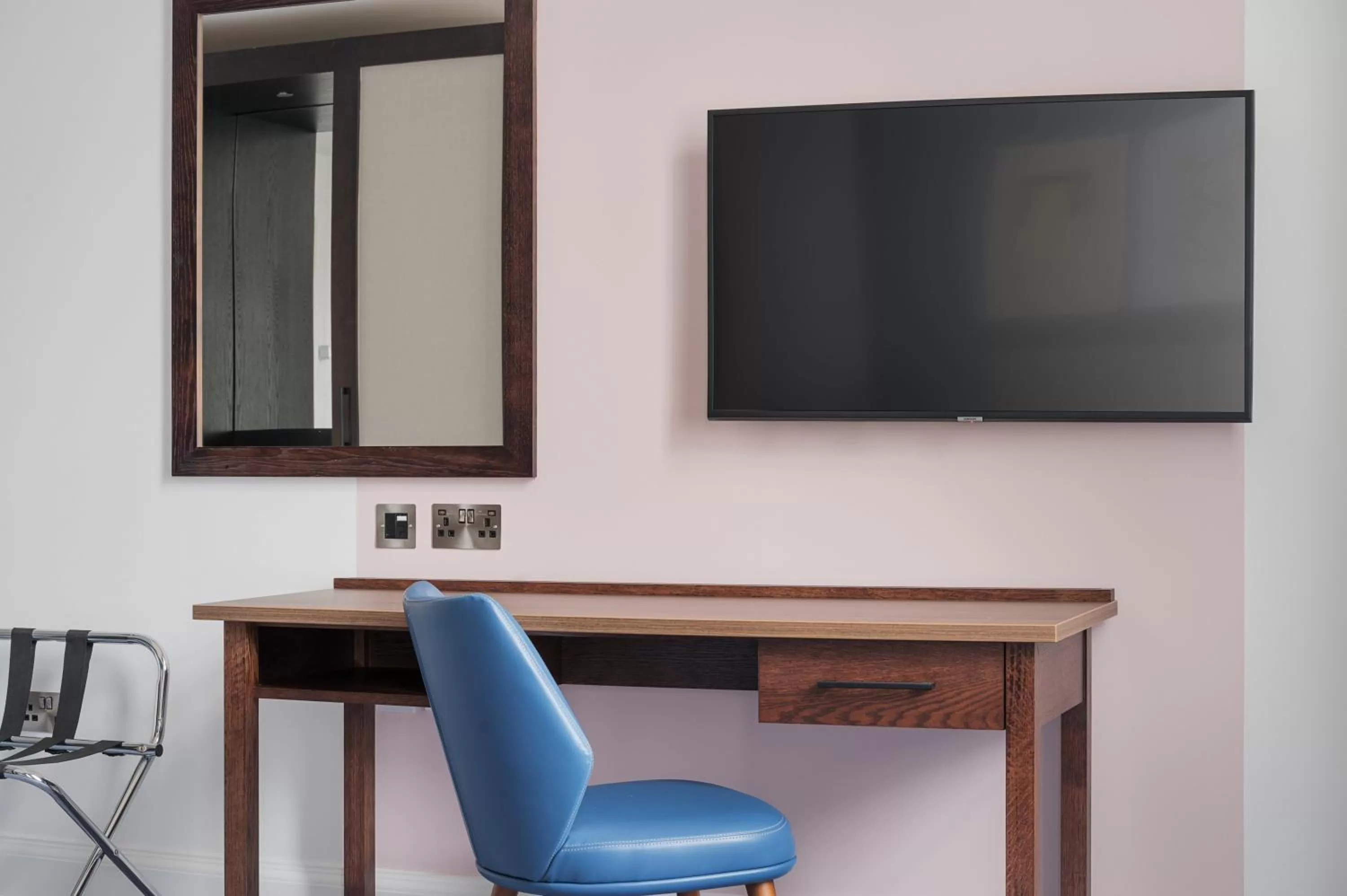 Photo of the whole room in voco Grand Central Glasgow by IHG