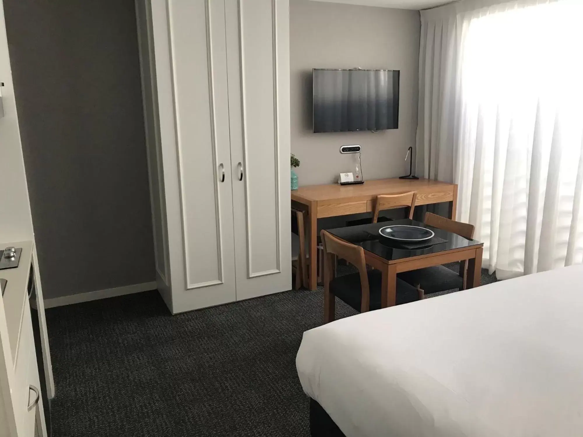 Bed, TV/Entertainment Center in Quest Brighton on the Bay