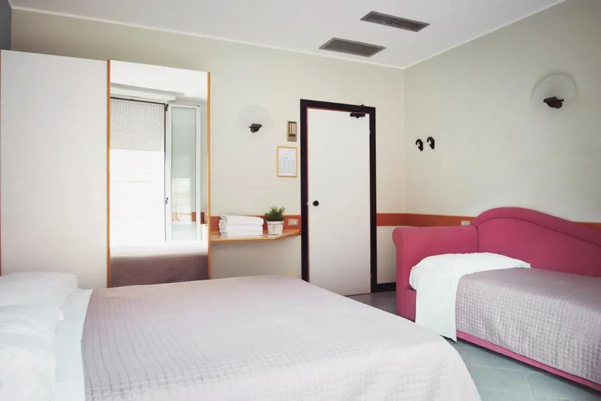 Bedroom, Bed in Hotel Junior