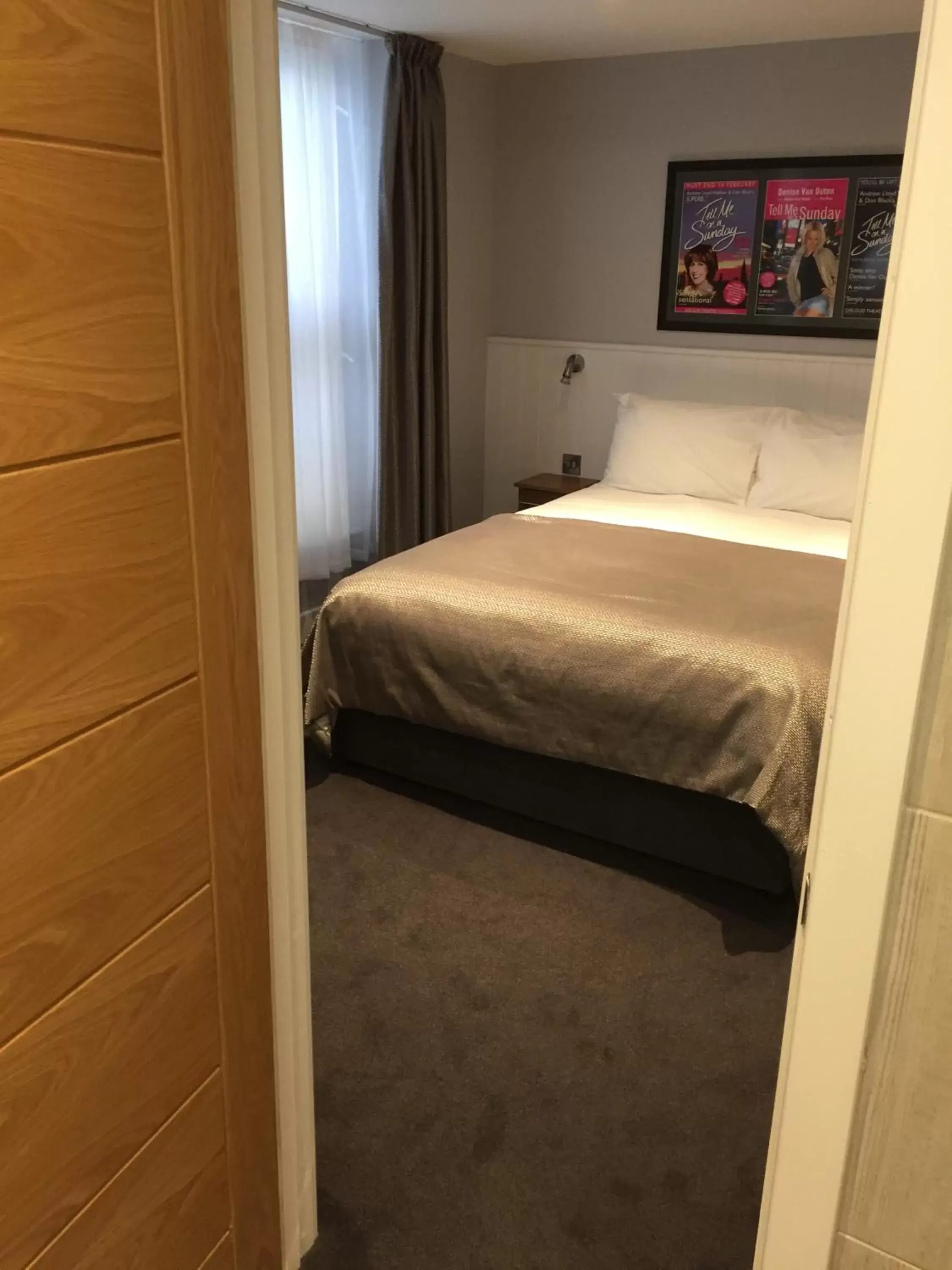Photo of the whole room, Bed in Carlton Hotel
