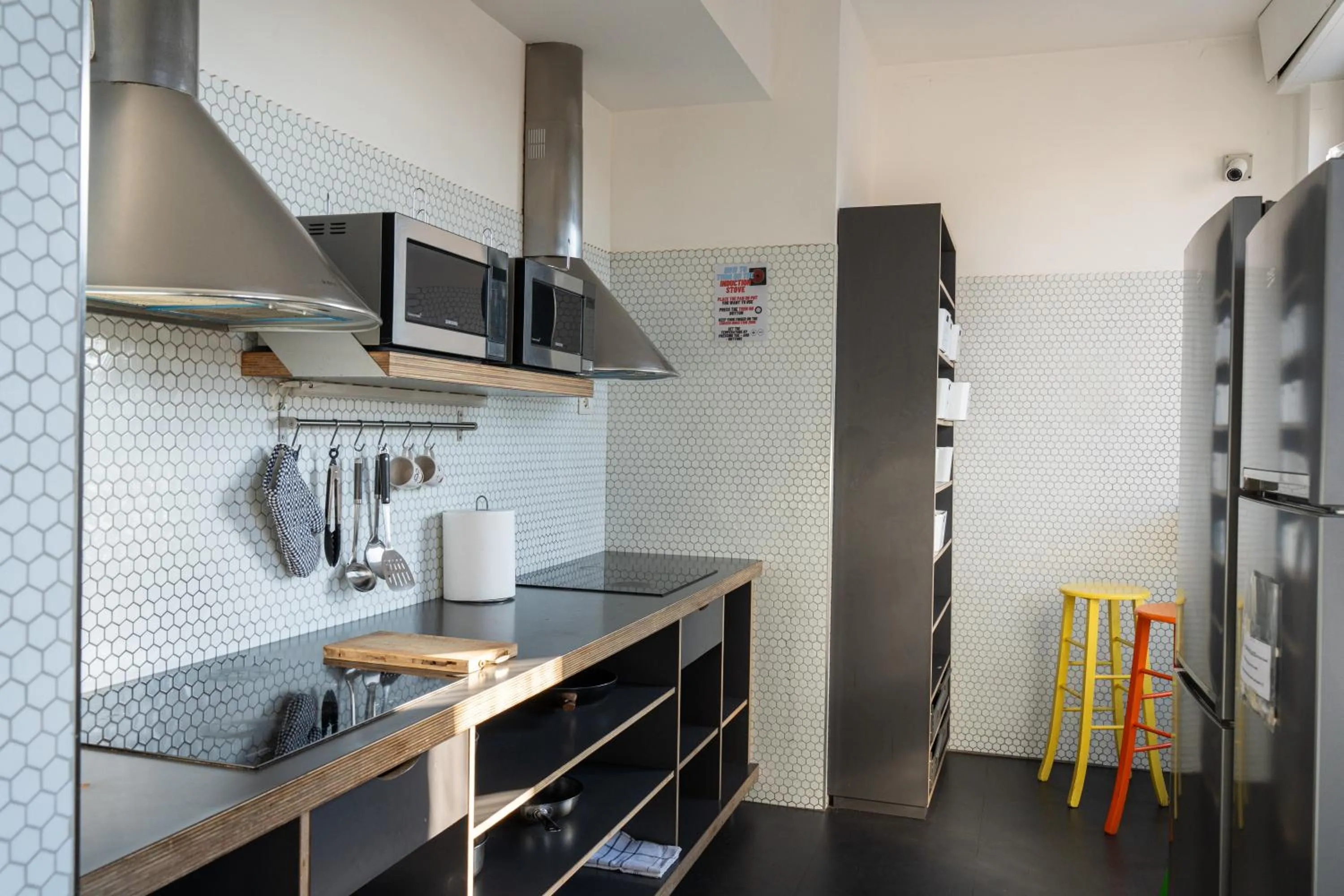 Communal kitchen in Babila Hostel & Bistrot