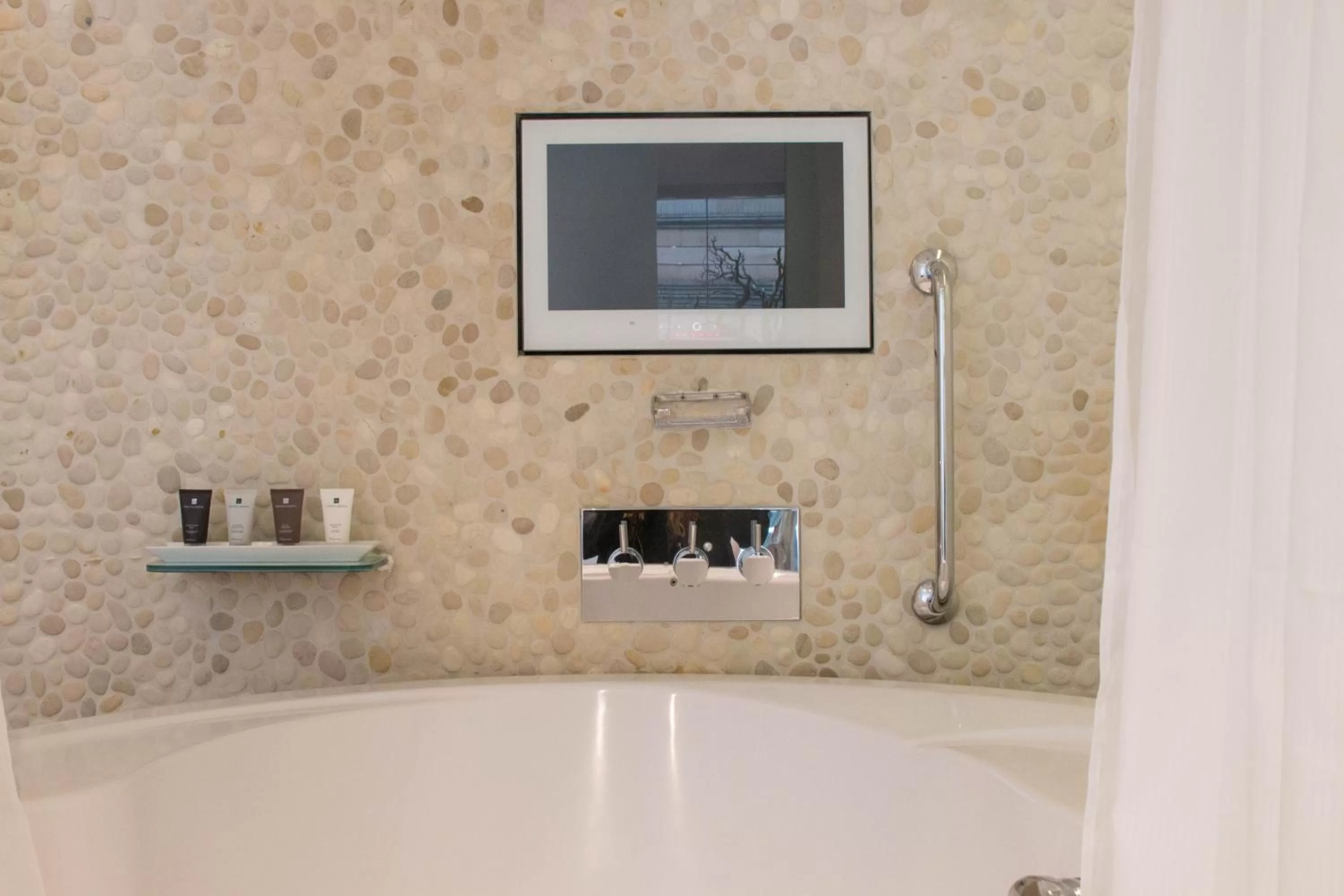 Bathroom in Le Monde Hotel