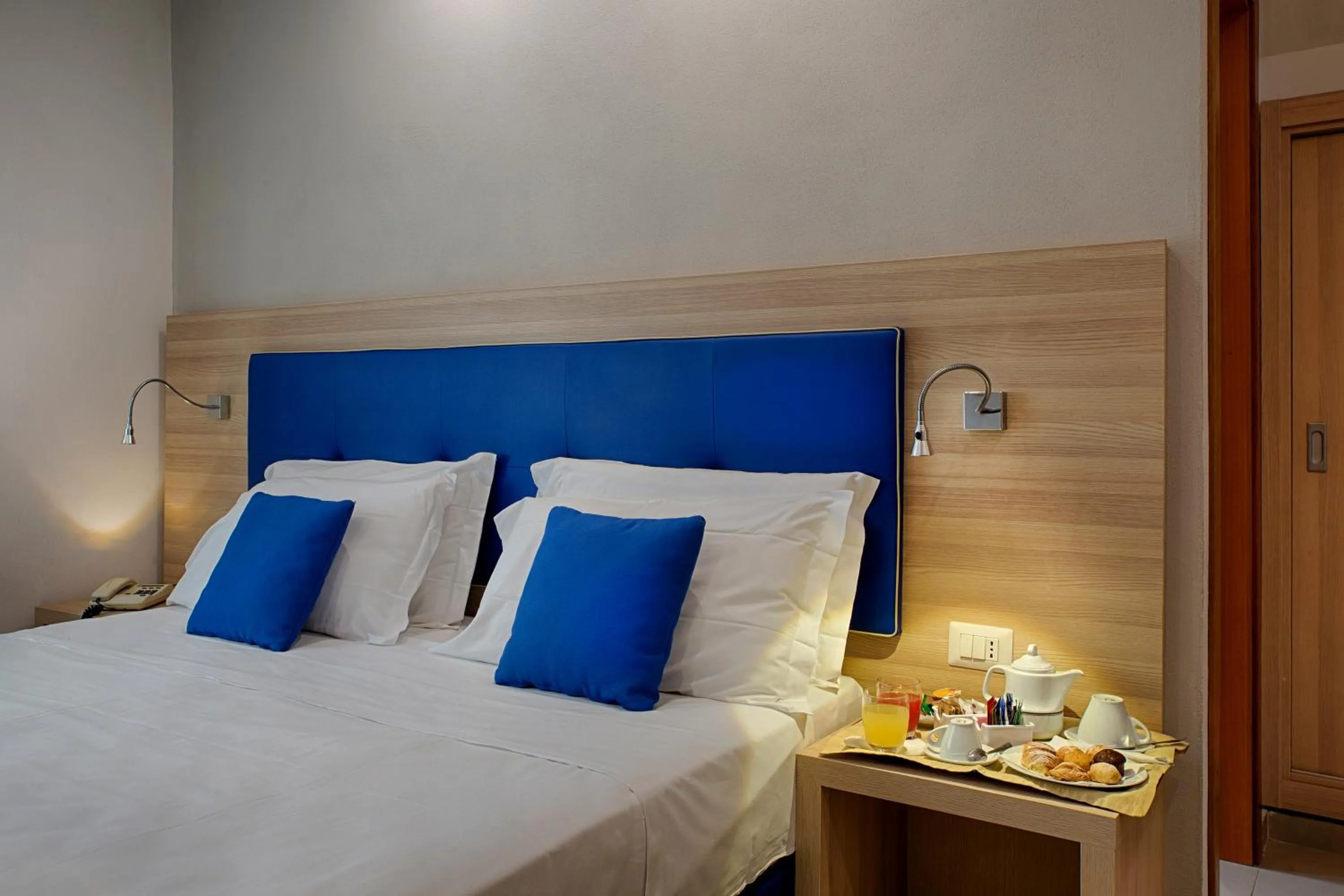 Photo of the whole room, Bed in American Hotel