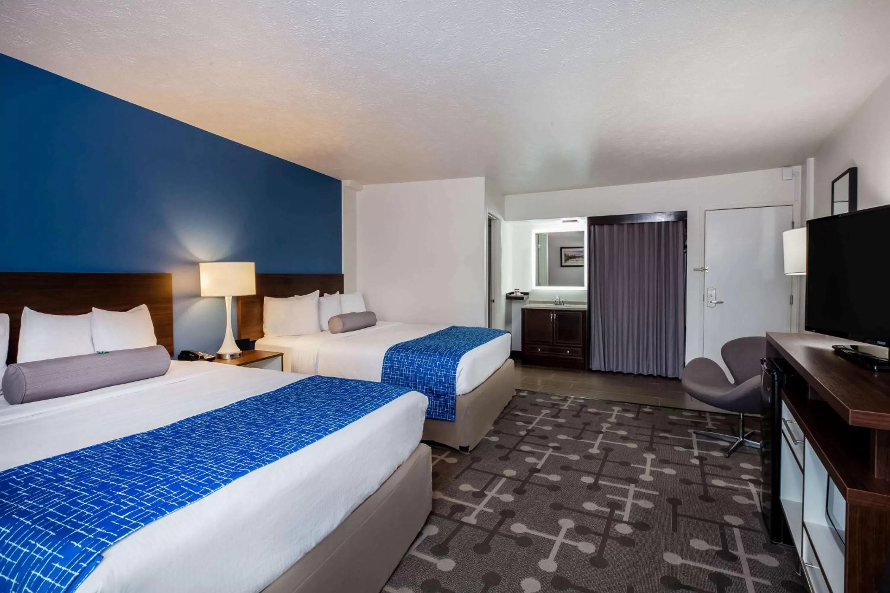 Photo of the whole room, Bed in Baymont by Wyndham Spokane