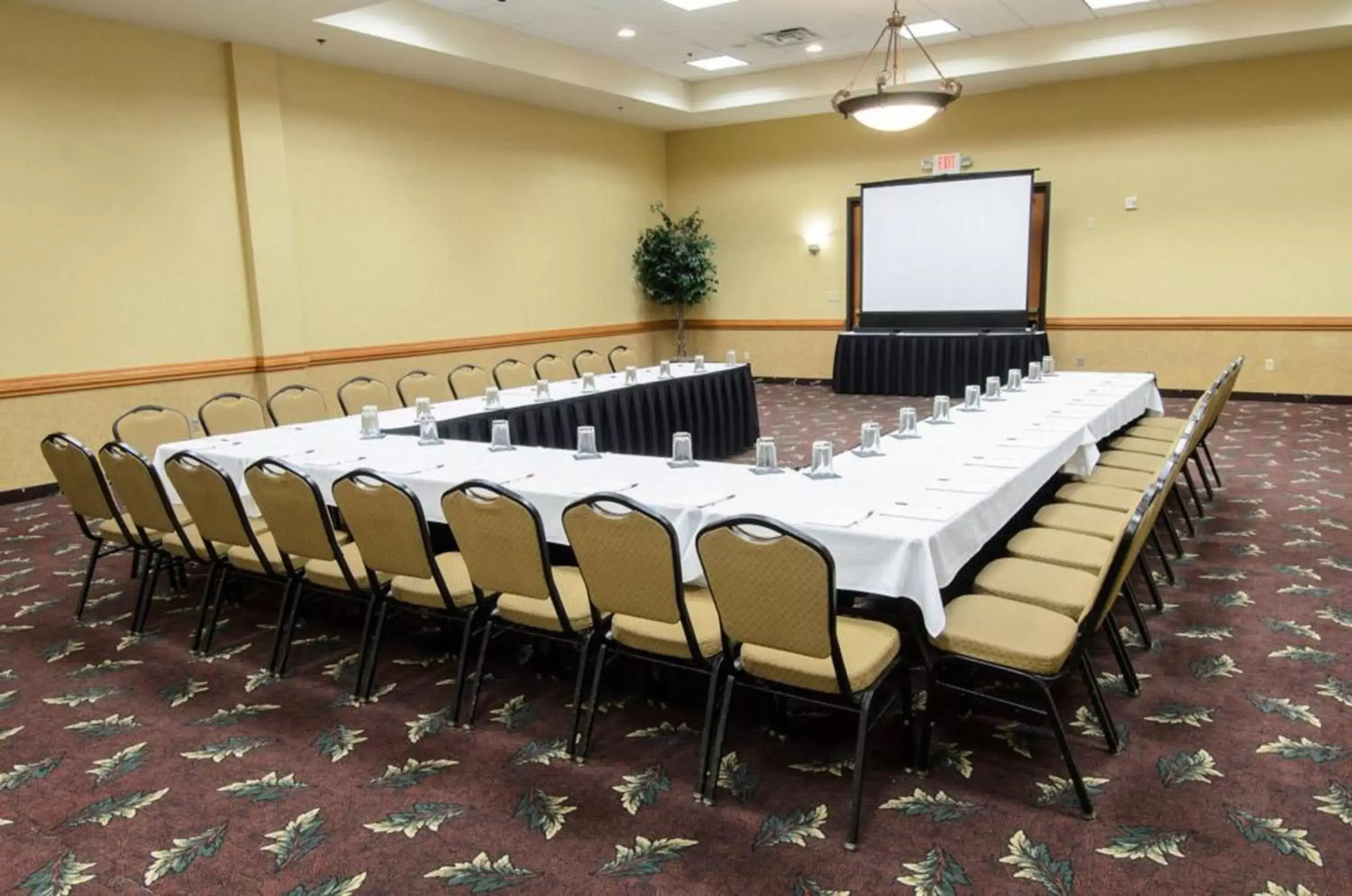 Meeting/conference room in Ramada by Wyndham Sioux Falls Airport - Waterpark Resort & Event Center