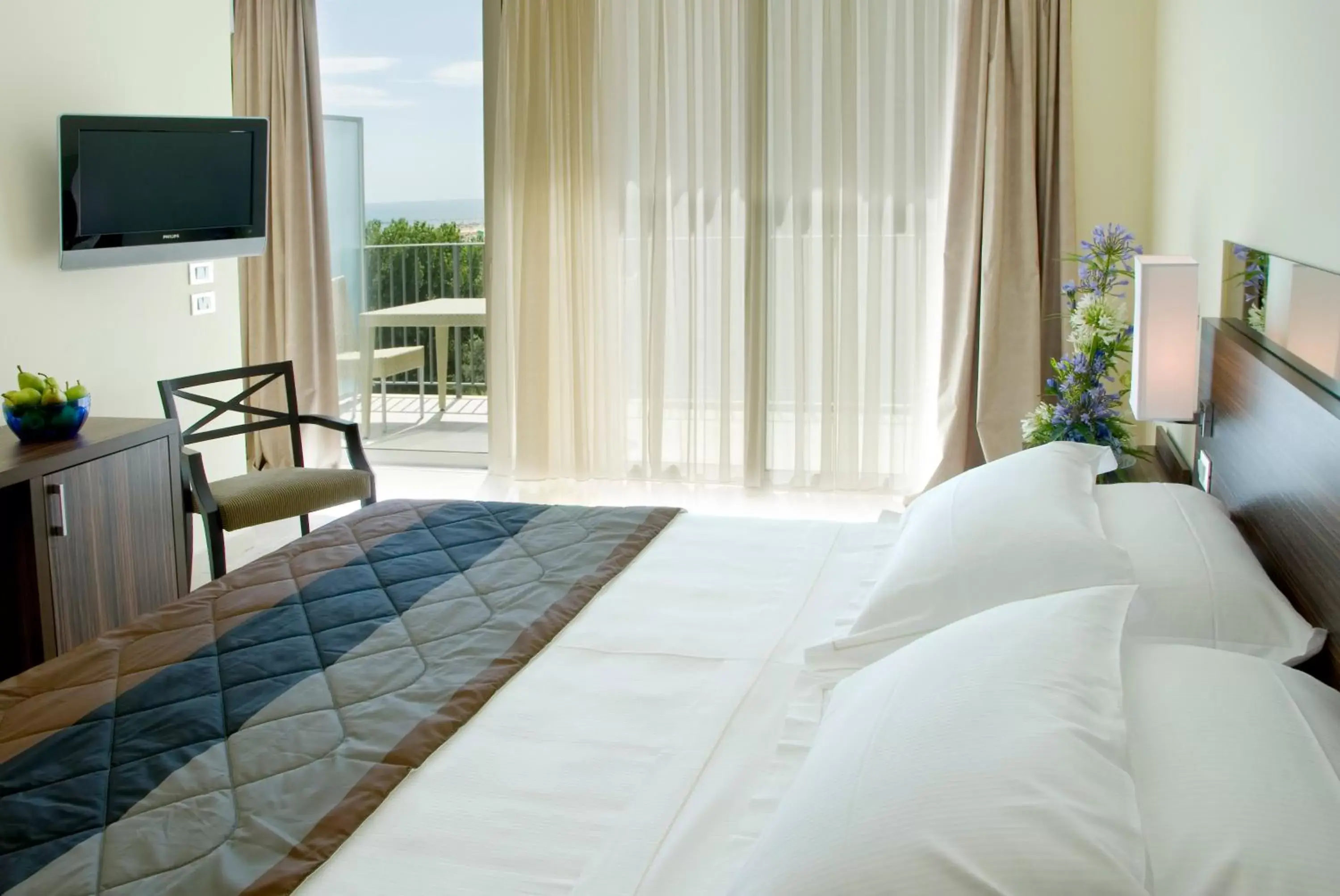 Balcony/Terrace, Bed in Mercure Rimini Lungomare