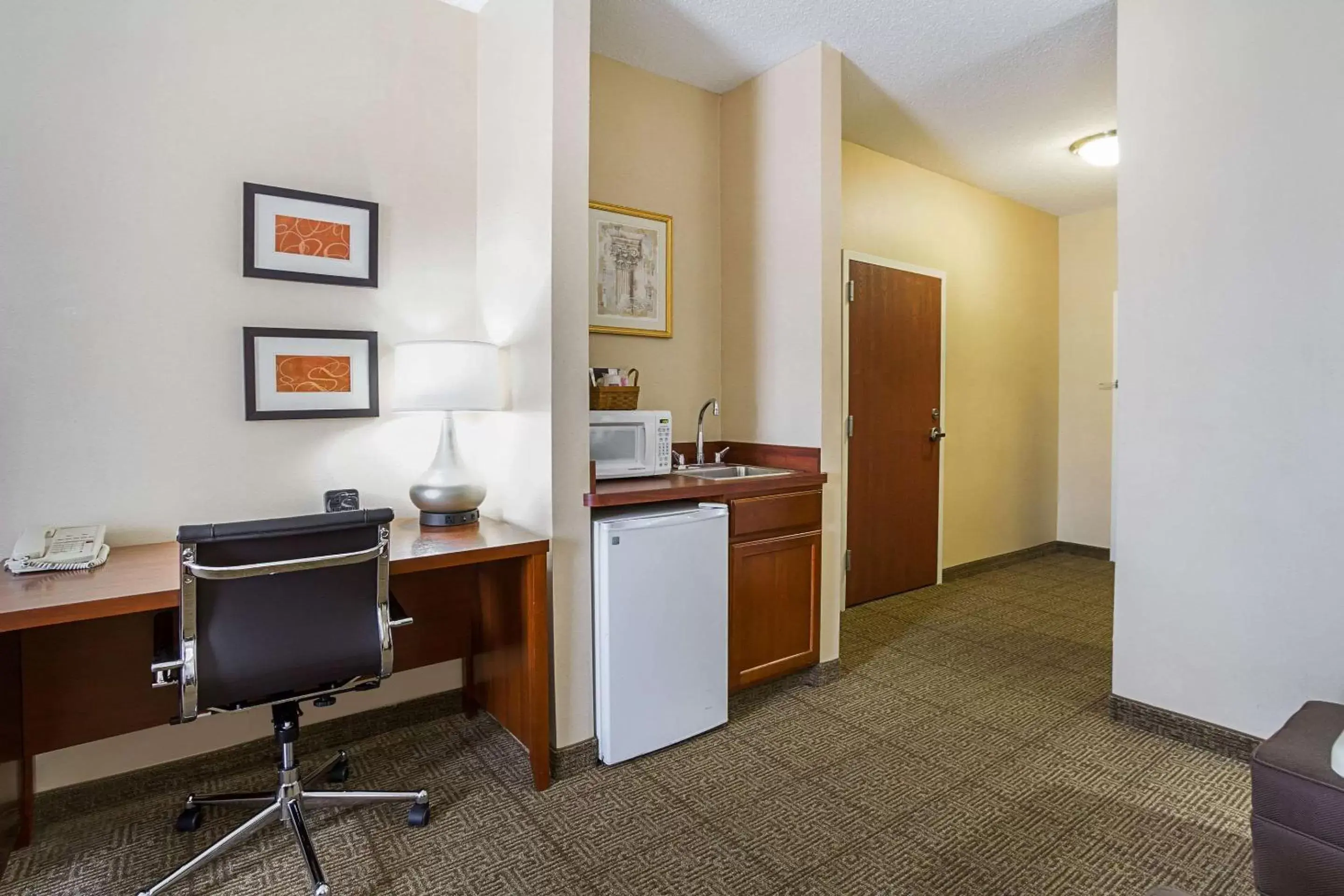 Photo of the whole room, Kitchen/Kitchenette in Comfort Suites Twinsburg