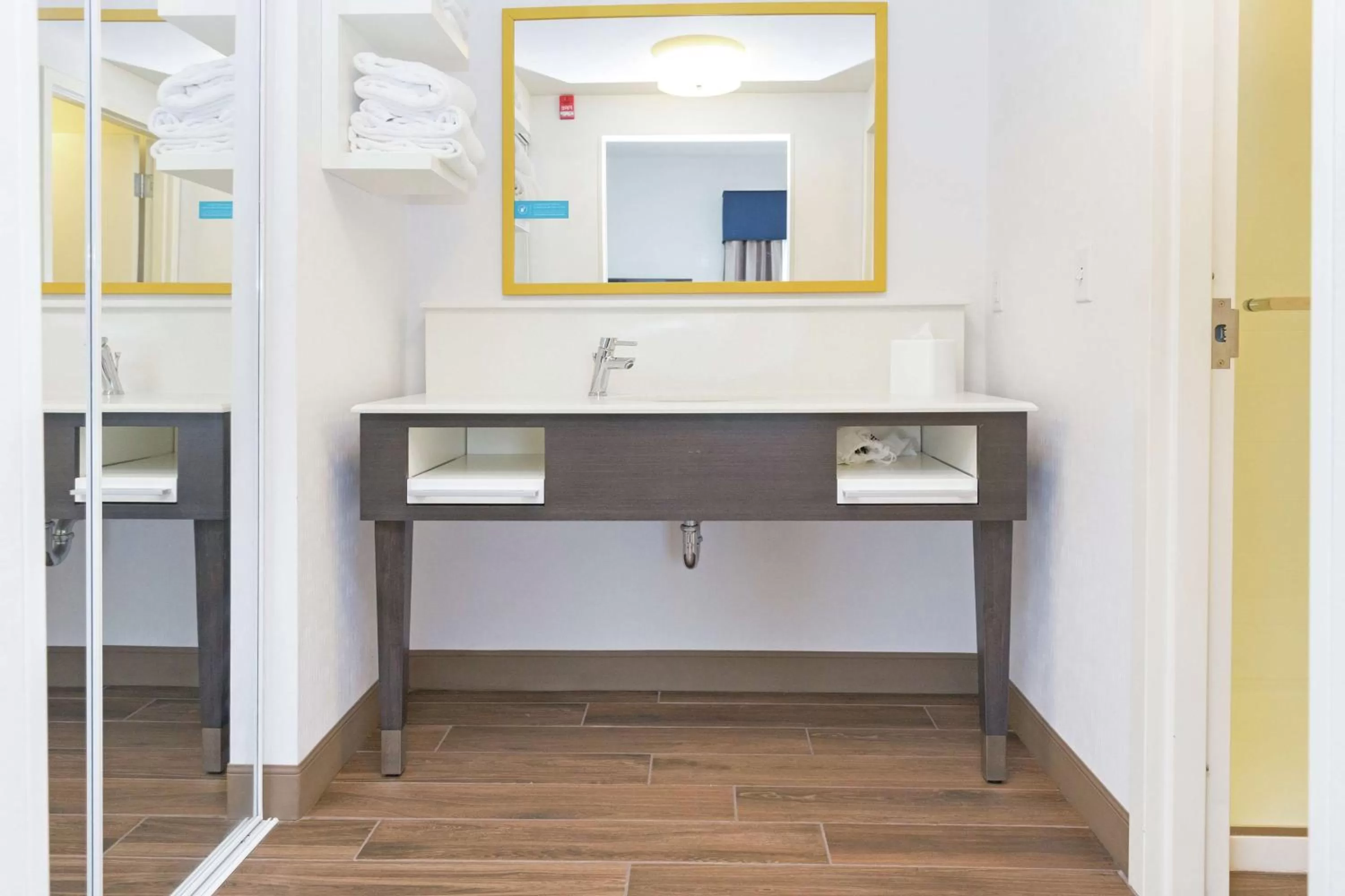 Bathroom in Hampton Inn & Suites Morgantown / University Town Centre