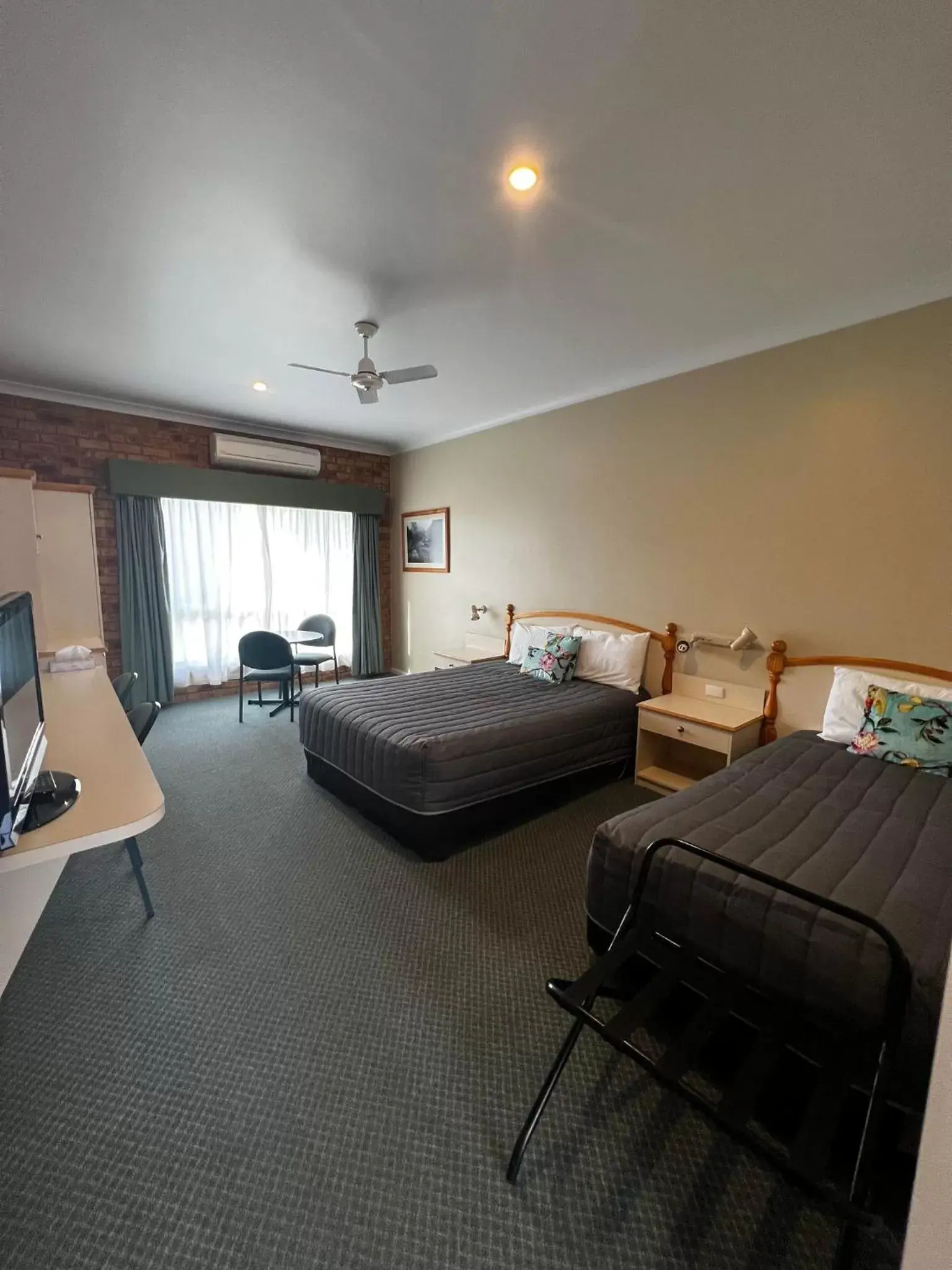 Bed in Tumbarumba Motel & Elms Restaurant