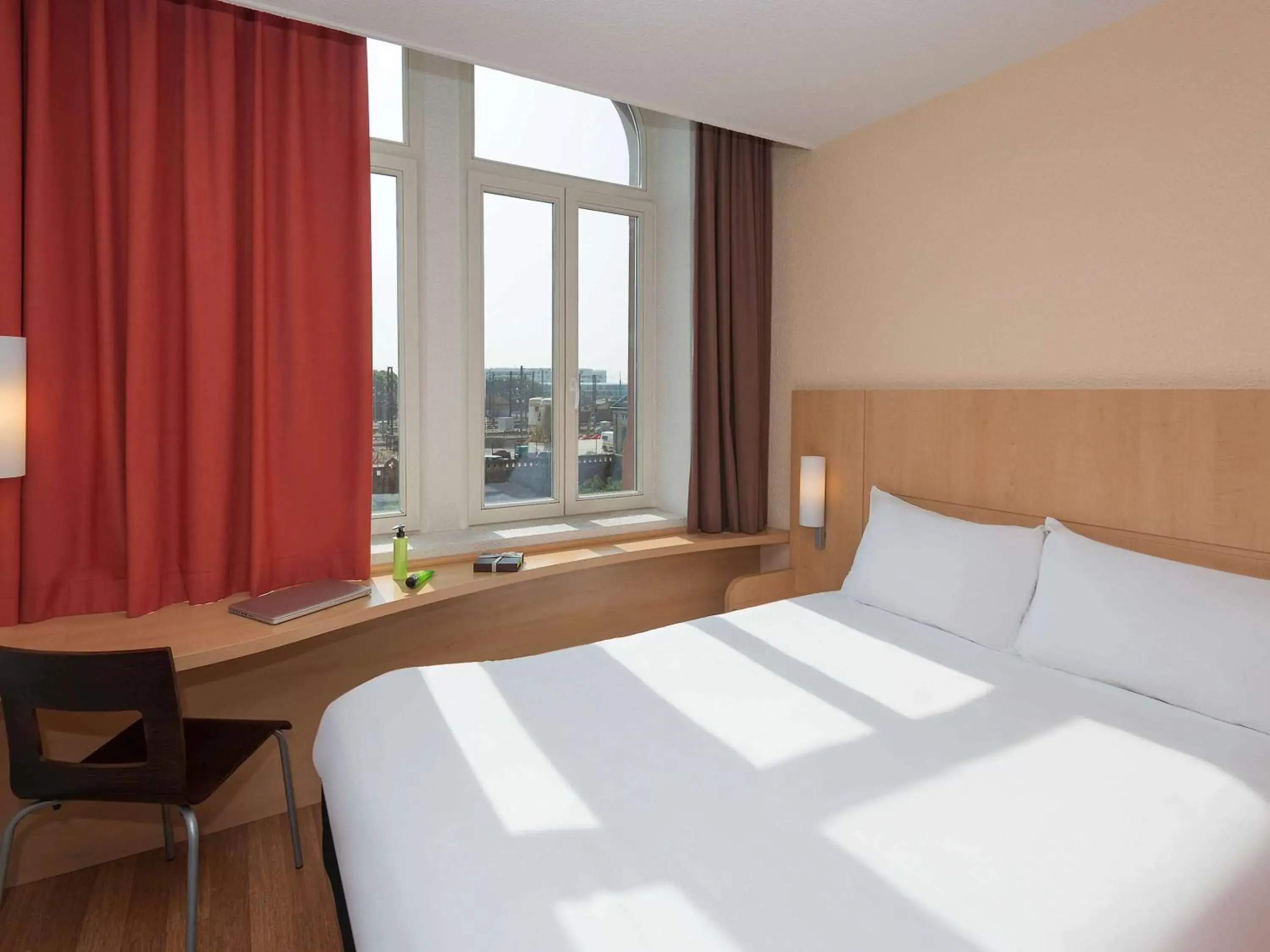Photo of the whole room, Bed in ibis Metz Centre Gare