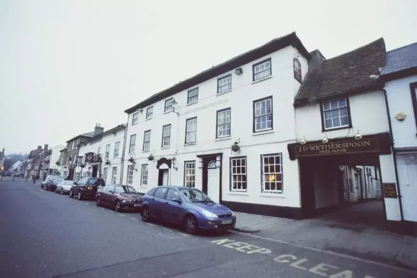 Facade/entrance, Property Building in The Catherine Wheel Wetherspoon Hotel