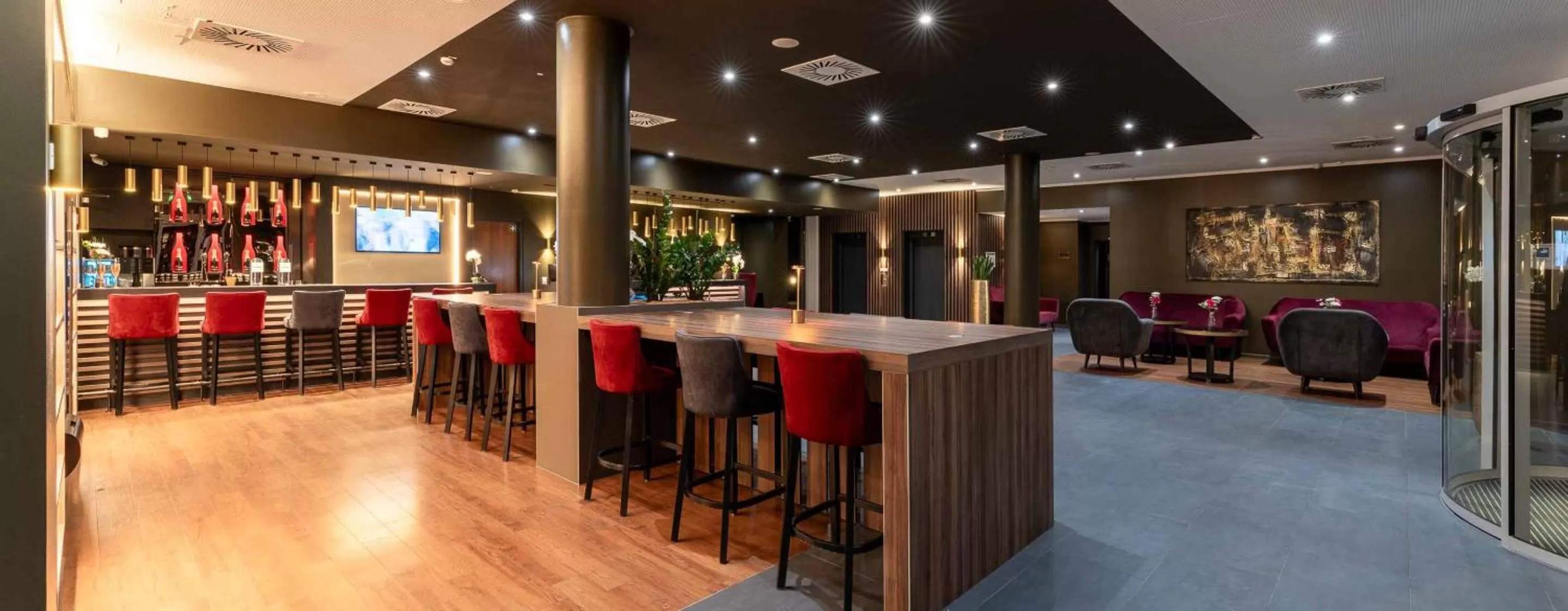 Lobby or reception in PLAZA Premium Karlsruhe