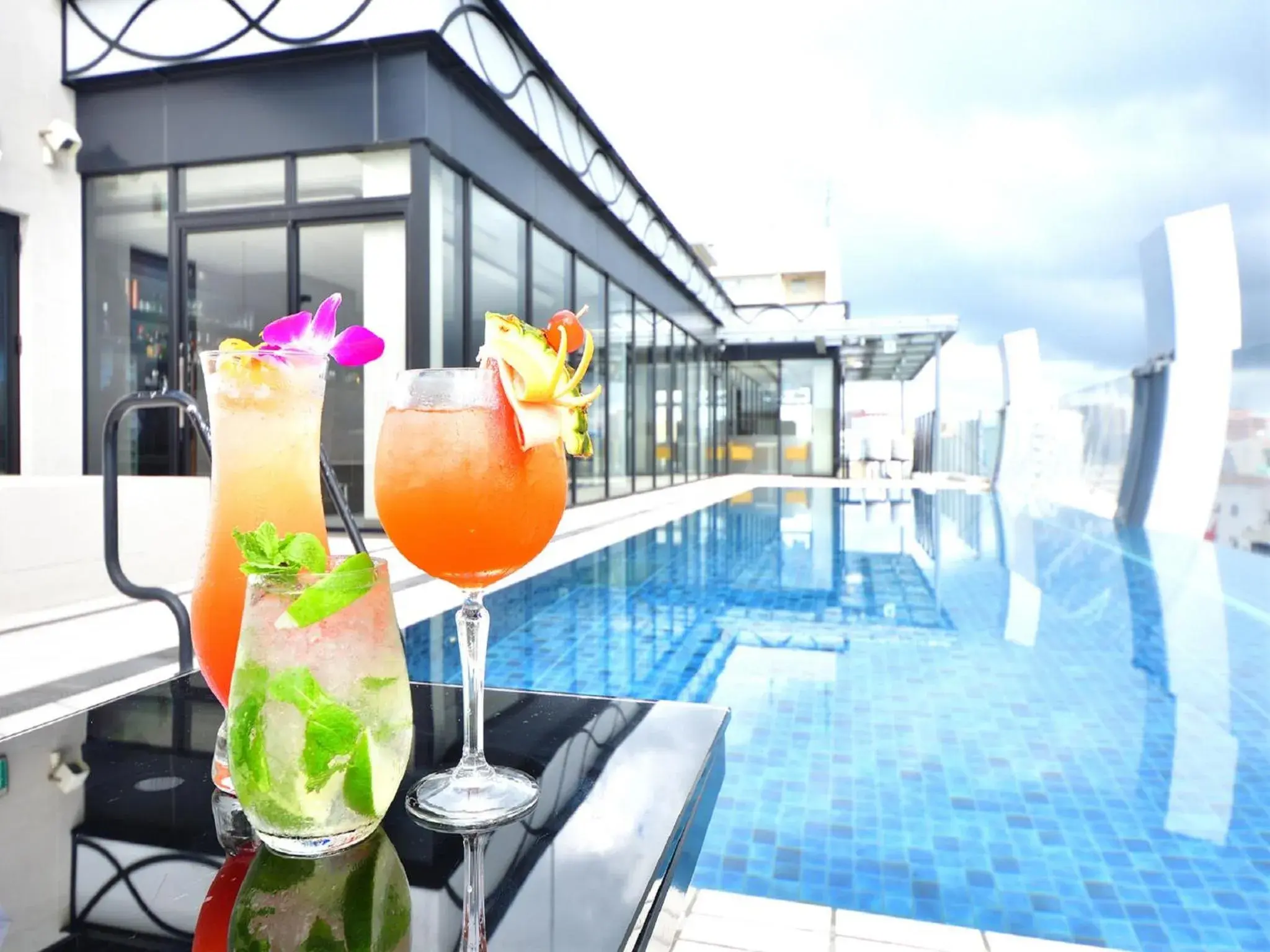Lounge or bar, Swimming Pool in Hotel Aqua Citta Naha