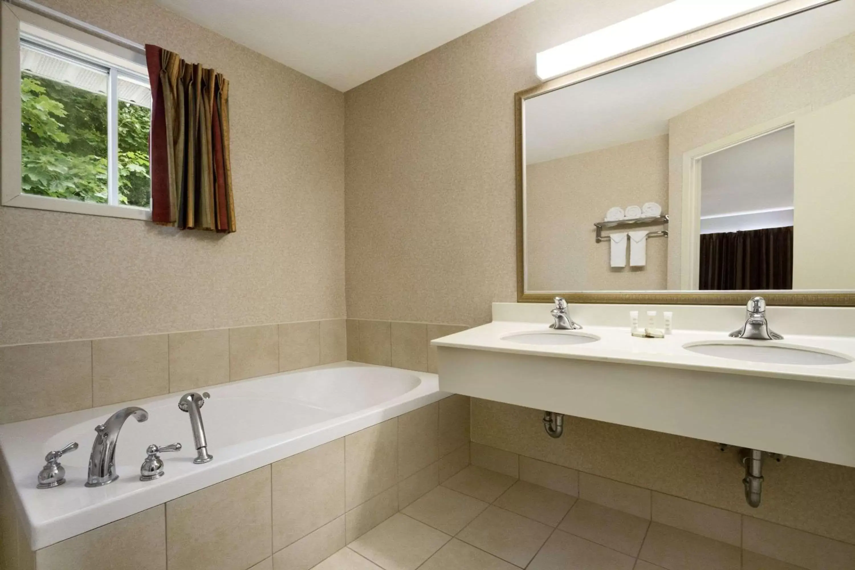 Photo of the whole room, Bathroom in Super 8 by Wyndham Brockville